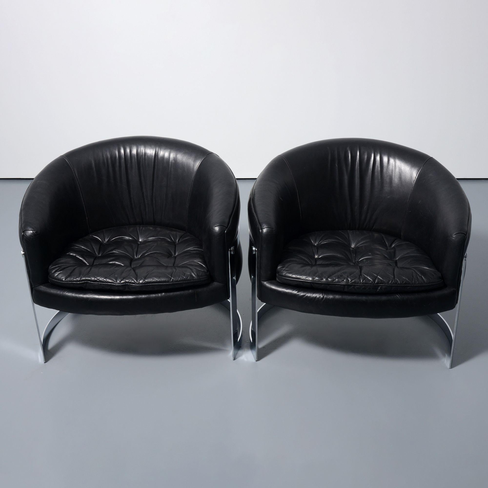 Pair of Barrel Back Lounge Chairs Attributed to Milo Baughman For Sale 1