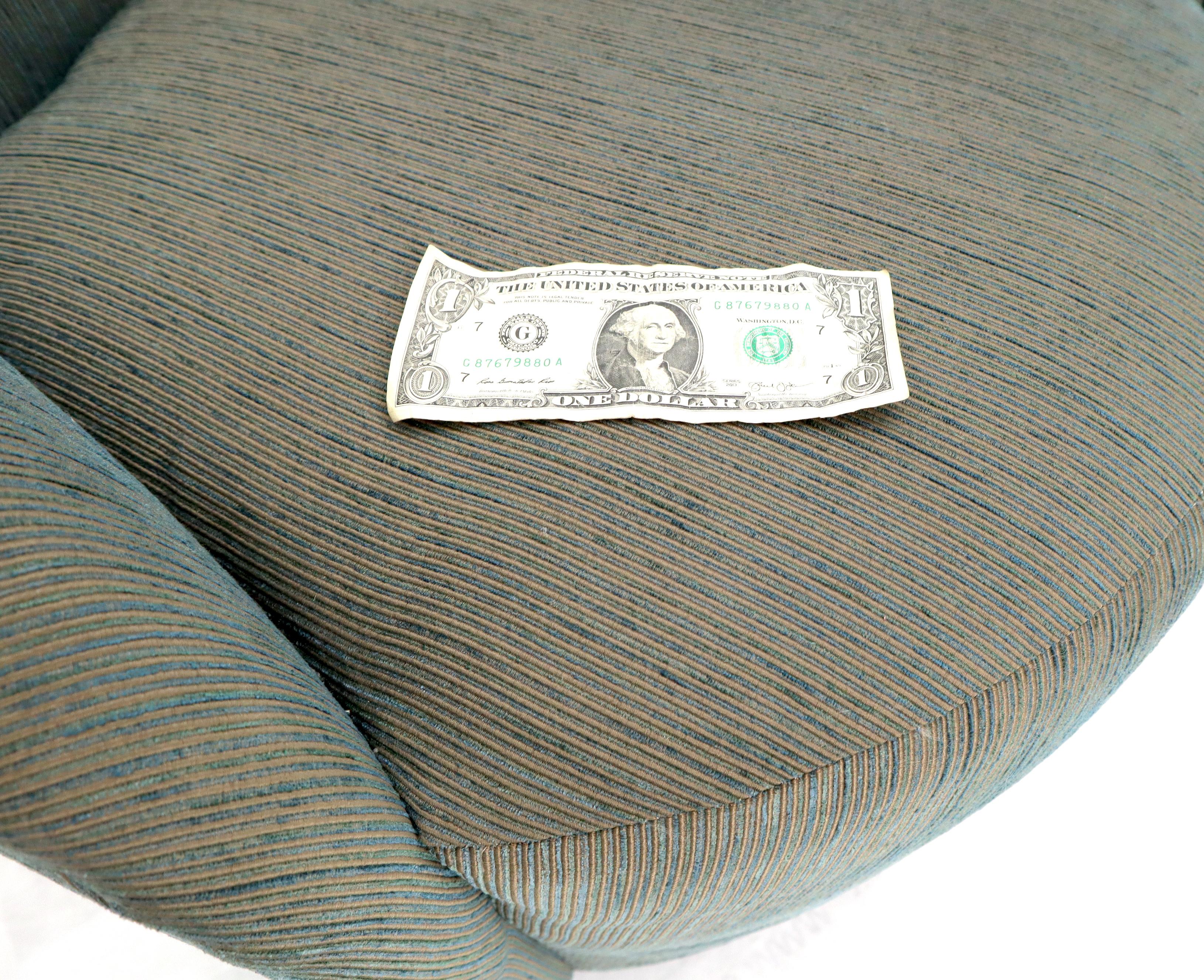 Tissu d'ameublement Paire de fauteuils de salon pivotants à dossier baril style Milo Baughman en vente