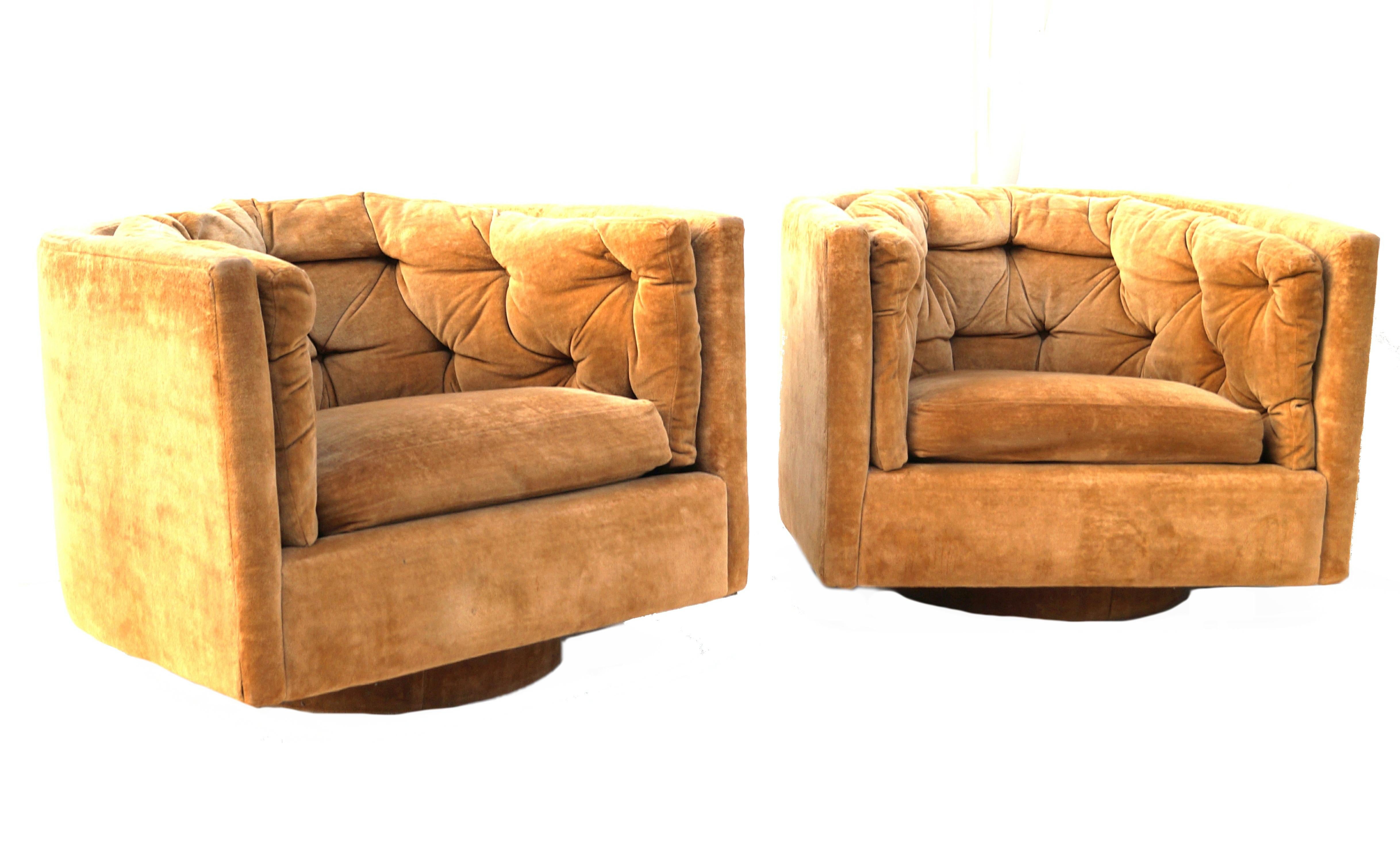 Mid-Century Modern Pair of Barrel Swivel Chairs in the Manner of Milo Baughman