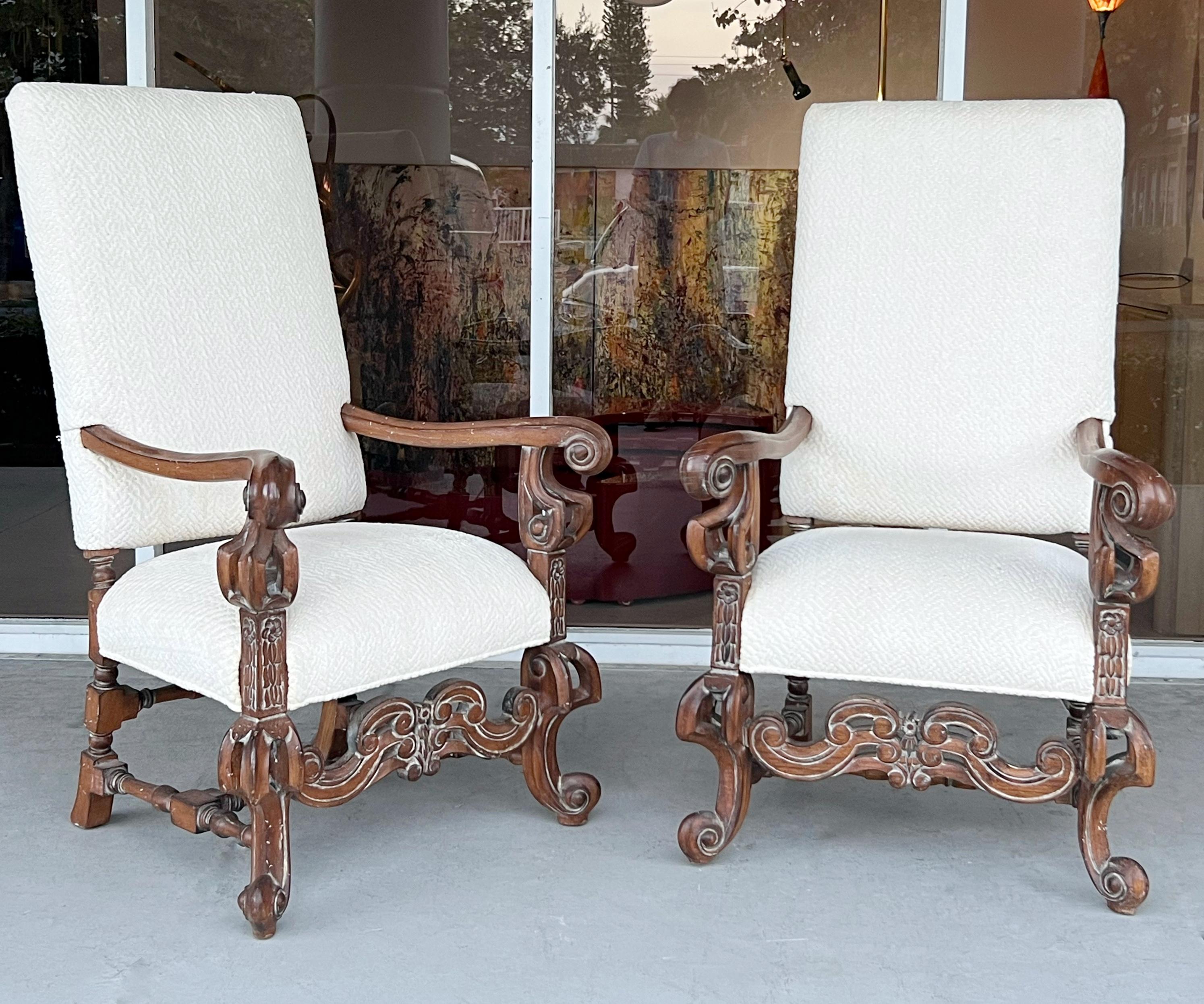 Una coppia di maestose sedie in stile barocco di Tomlinson/Erwin-Lambert.
Incisione audace sul legno. Tappezzeria originale in ciniglia. 