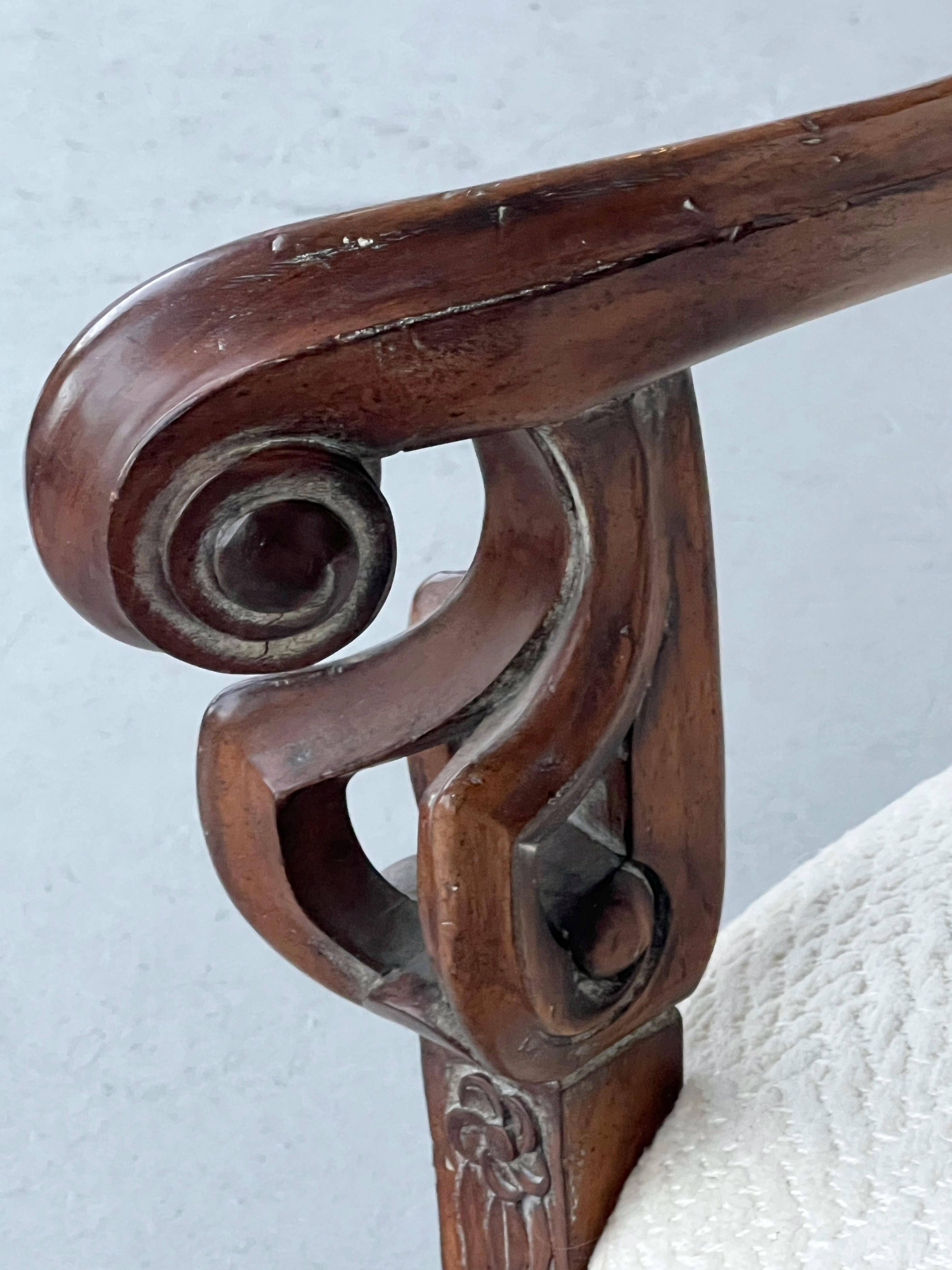 Tappezzeria Coppia di poltrone intagliate in stile barocco di Tomlinson/Erwin-Lambert in vendita