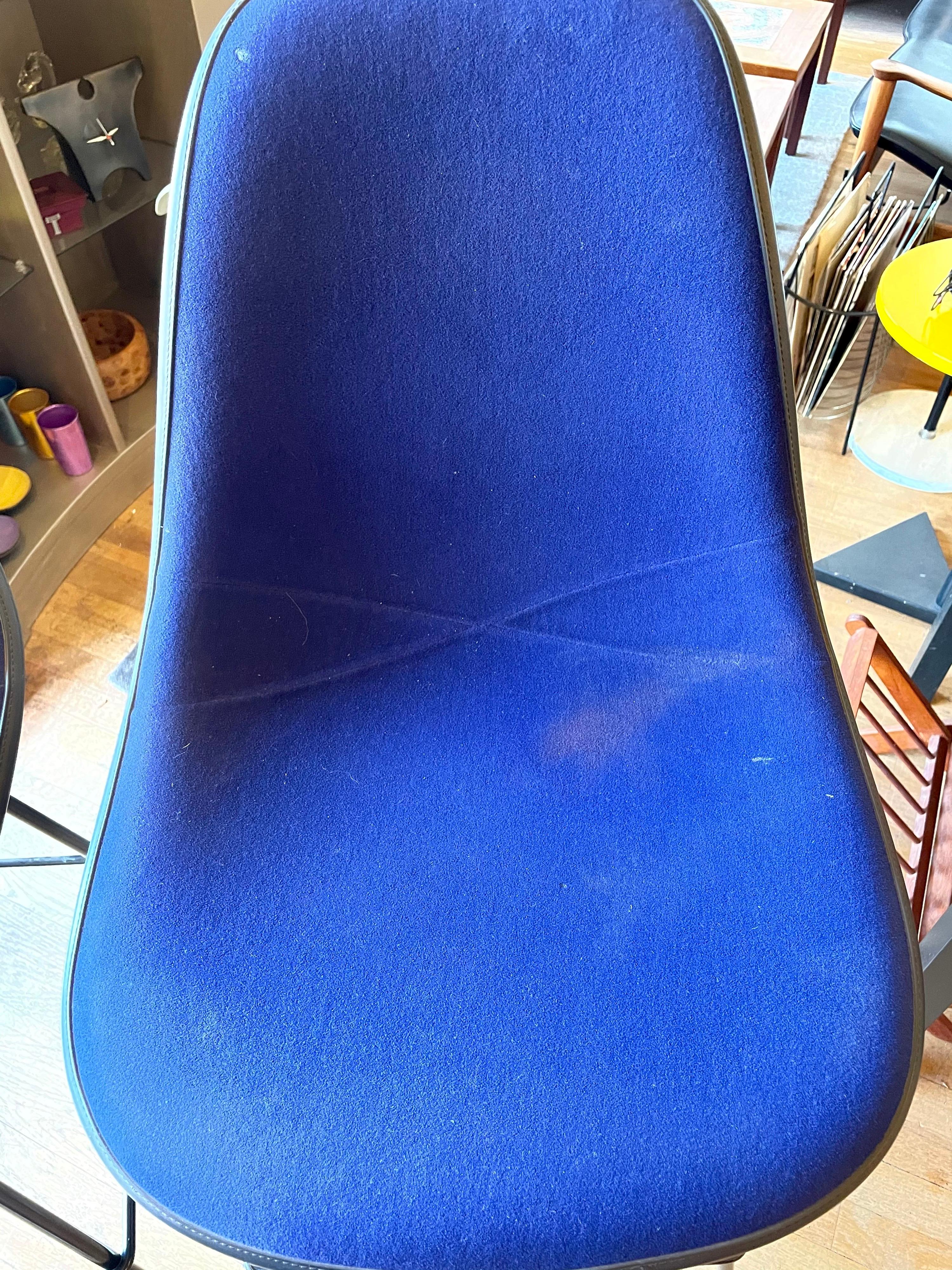 20ième siècle Paire de tabourets de bar conçus par Eames pour Herman Miller avec revêtements en velours bleu en vente