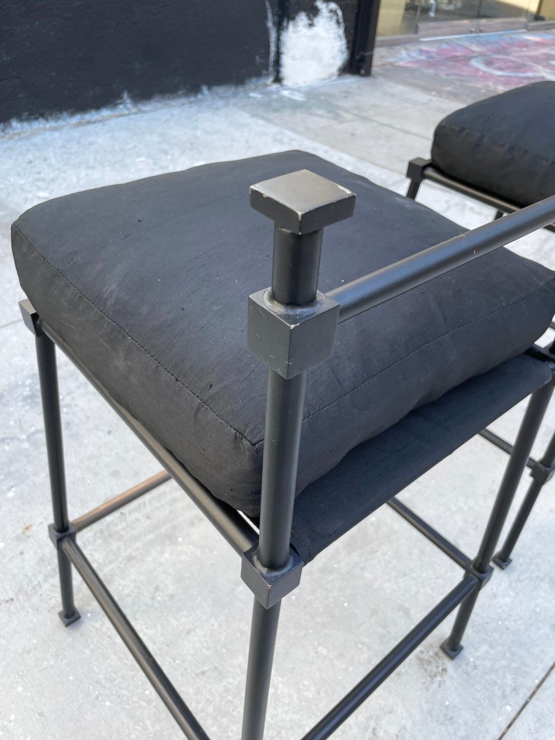 Paar Barhocker aus Massivstahl in pulverschwarzer Oberfläche im Angebot 11