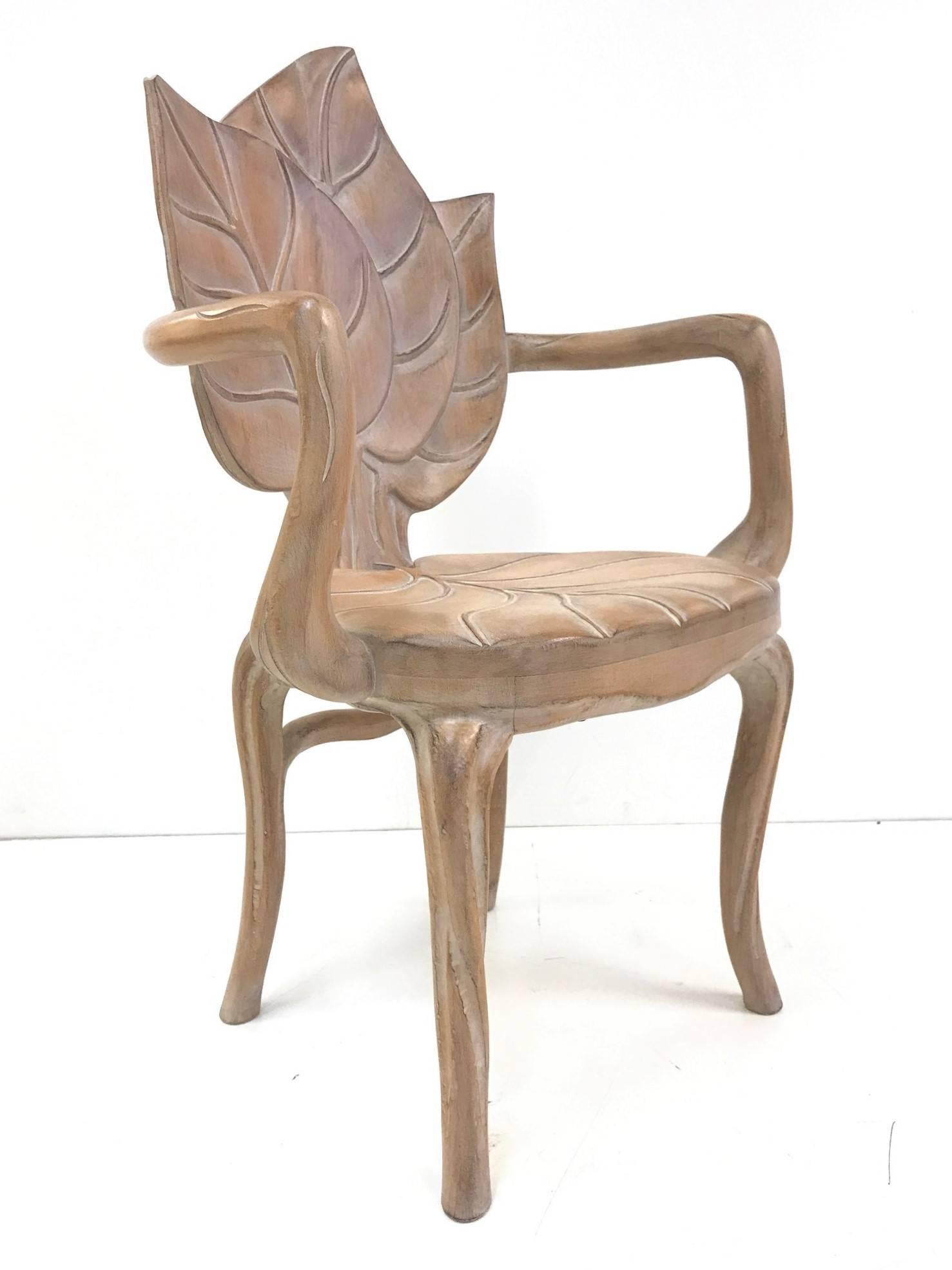 Paire de fauteuils à feuilles sculptées à la main par Bartolozzi et Maioli.