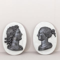 Paire de profils en bas-reliefs sur plaques de marbre, 19e-20e siècle
