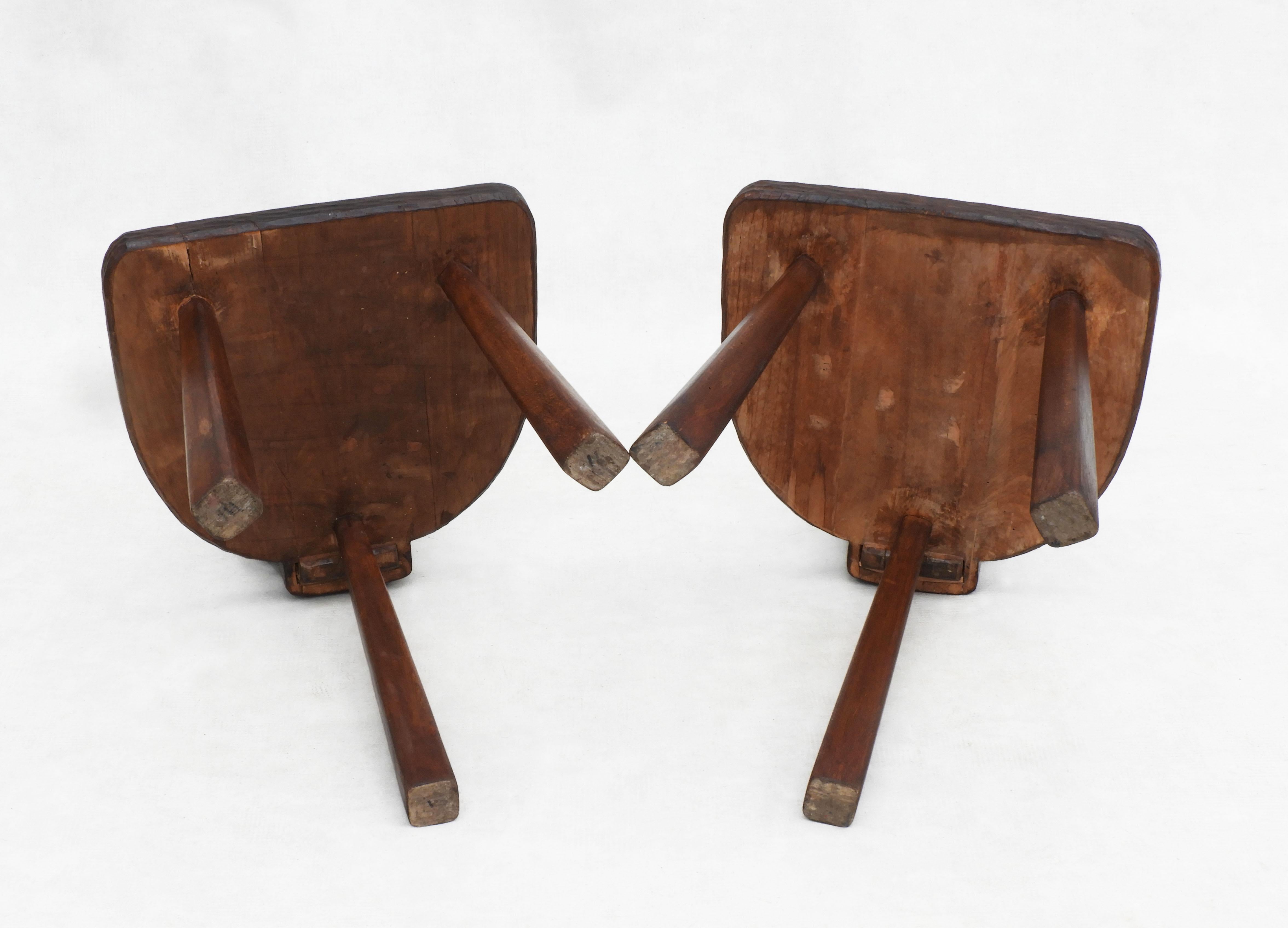 Ein Paar Basken-Dreibein-Stühle, 1950er Jahre, europäische Volkskunst im Angebot 3