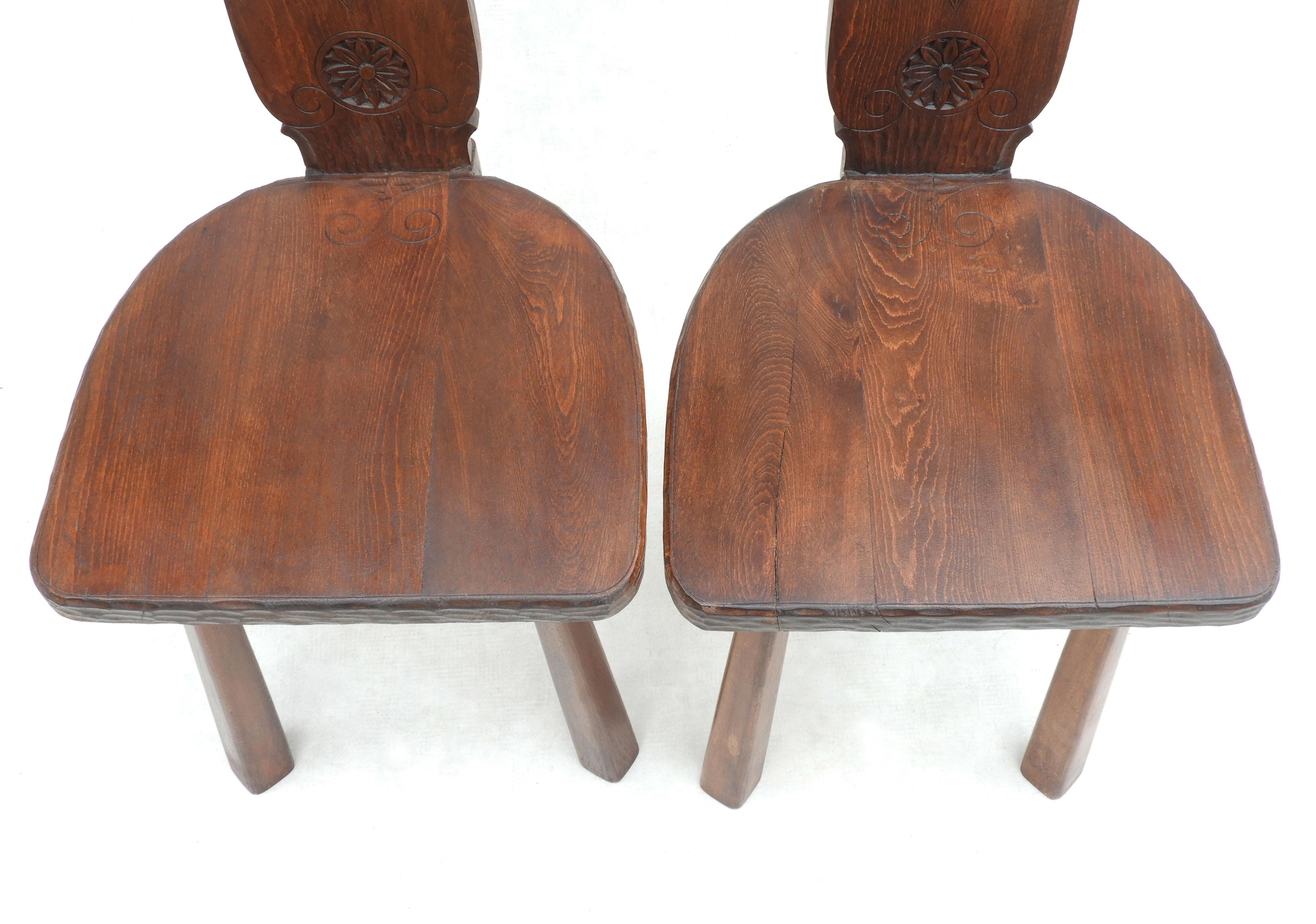 Ein Paar Basken-Dreibein-Stühle, 1950er Jahre, europäische Volkskunst im Angebot 5