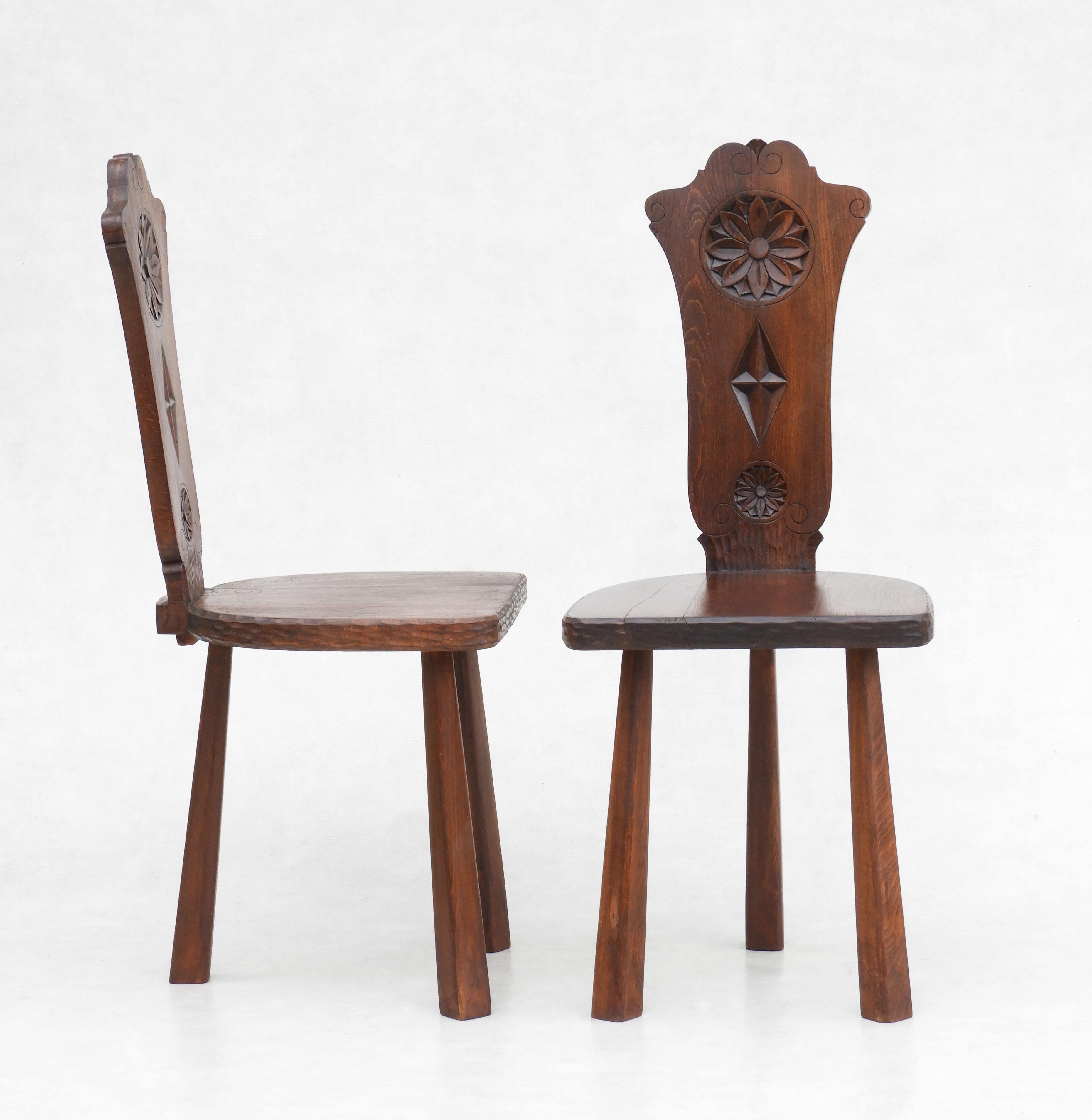 Ein Paar Basken-Dreibein-Stühle, 1950er Jahre, europäische Volkskunst (Eichenholz) im Angebot