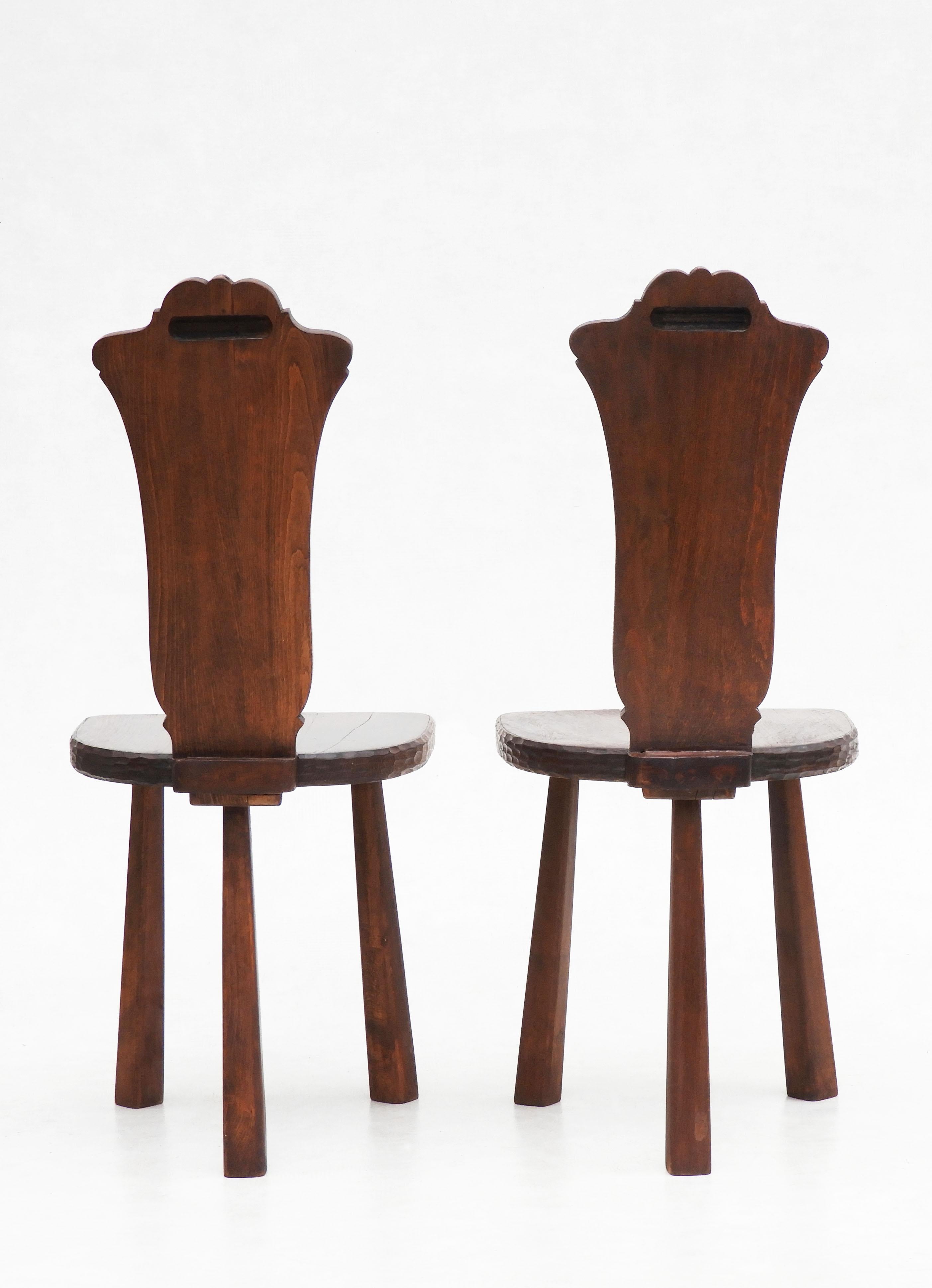 Ein Paar Basken-Dreibein-Stühle, 1950er Jahre, europäische Volkskunst im Angebot 2