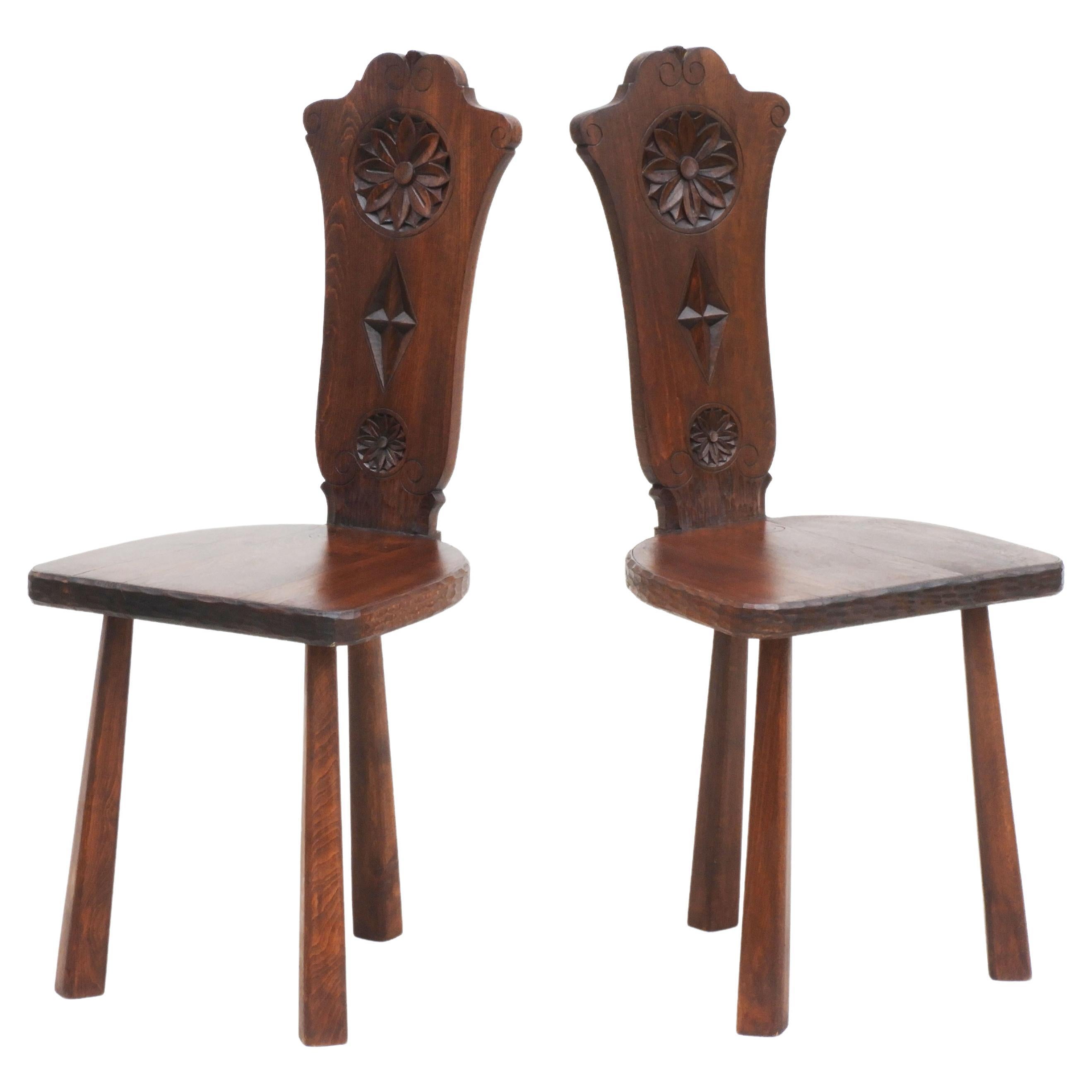Ein Paar Basken-Dreibein-Stühle, 1950er Jahre, europäische Volkskunst im Angebot