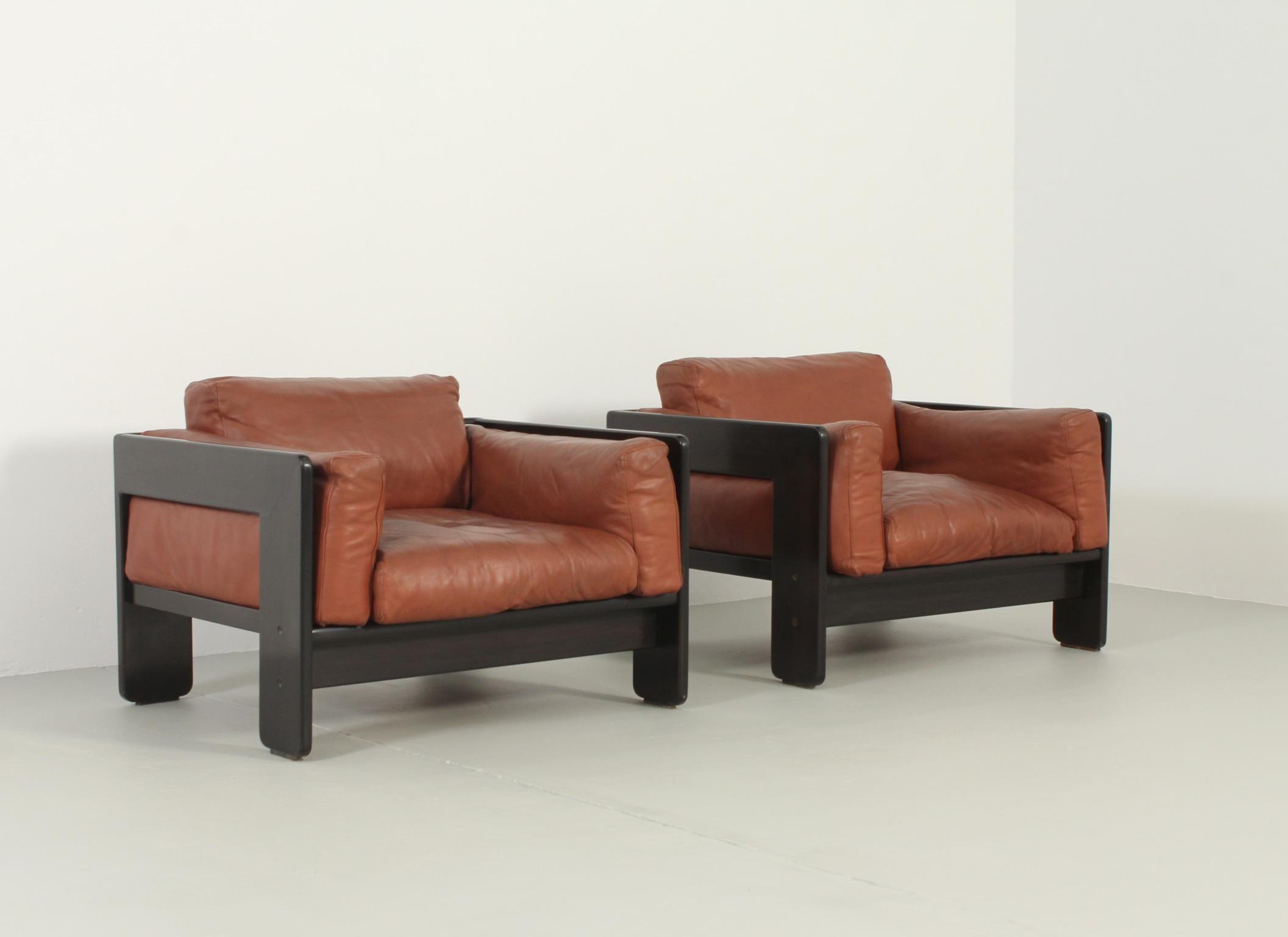 Ein Paar Bastiano-Sessel, entworfen 1960 von Tobia Scarpa für Gavina, Italien. Struktur aus Mahagoniholz und abnehmbare Originalkissen aus Leder. Frühe signierte Ausgabe von Gavina-MYC Spanien mit einem sehr schönen starken Leder.