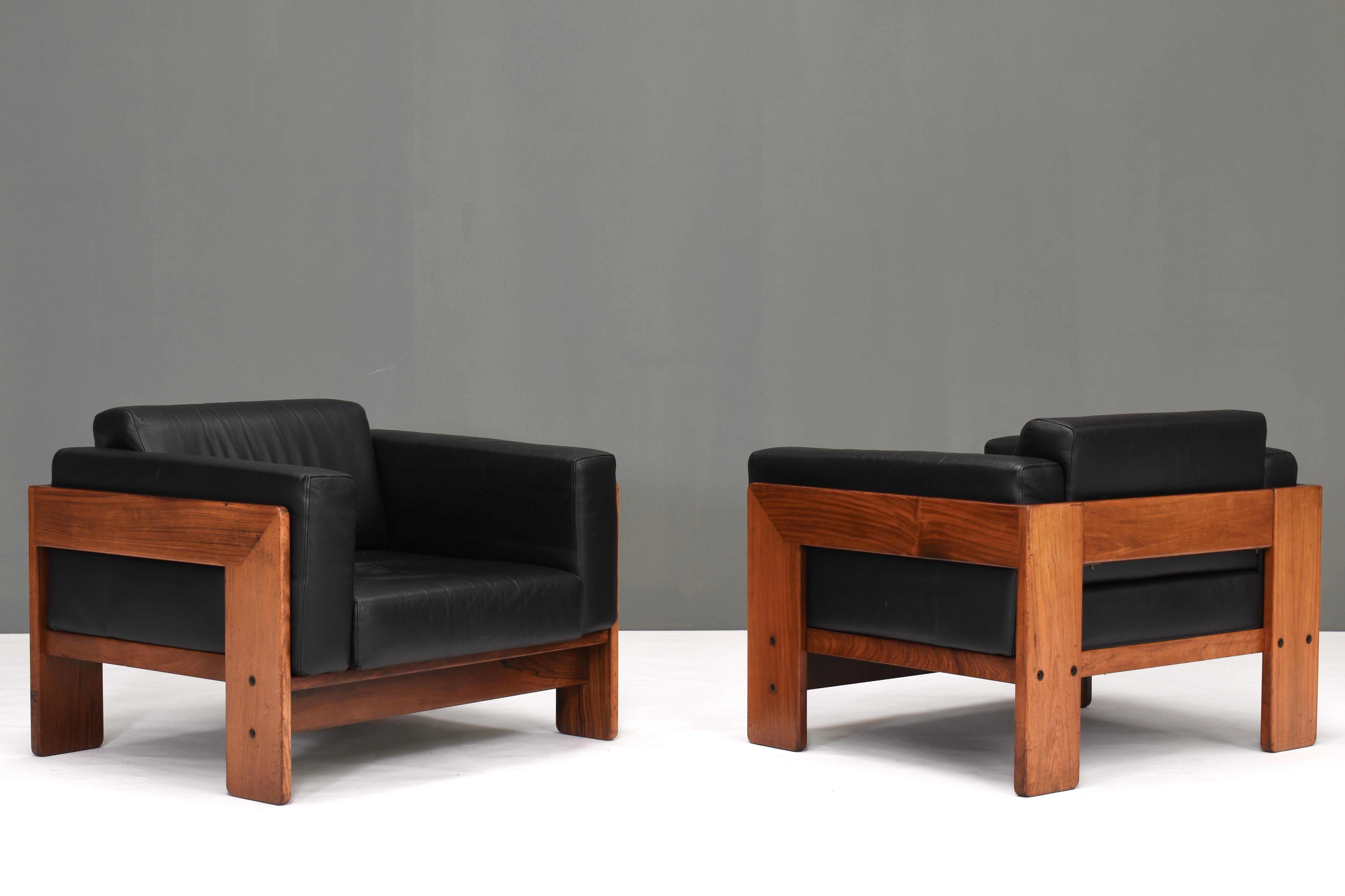 Early pair of black leather and Italian walnut lounge chairs by Afra and Tobia Scarpa for GAVINA – Italy, 1975.

These chairs are original Italian production by GAVINA. The chairs were also produced by KNOLL.

Both chairs are labeled on the base