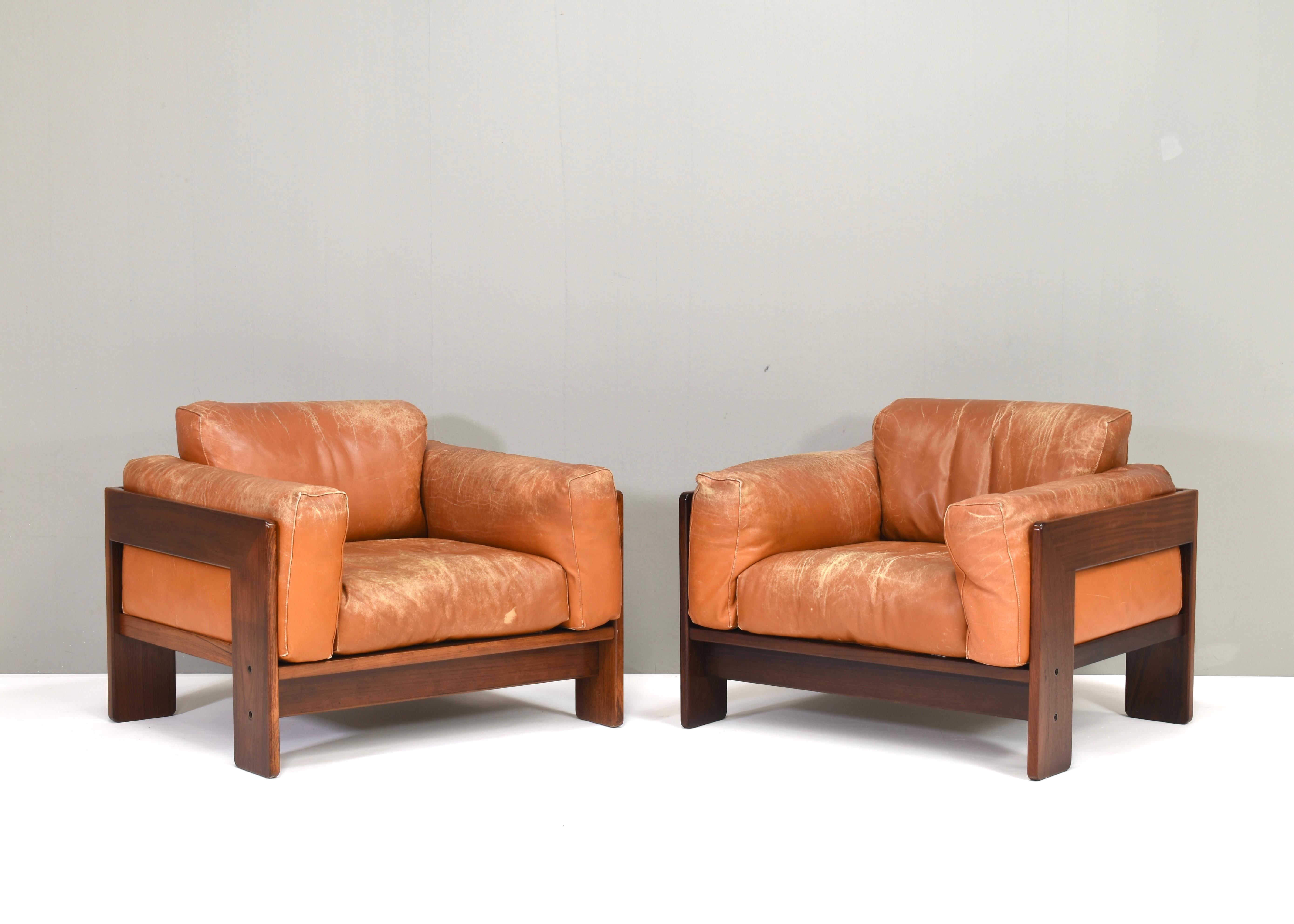 Early pair of Tan leather and Italian walnut lounge chairs by Afra and Tobia Scarpa for GAVINA – Italy, 1975.

These chairs are original Italian production by GAVINA. The chairs were also produced by KNOLL.

Both chairs are labeled on the seat