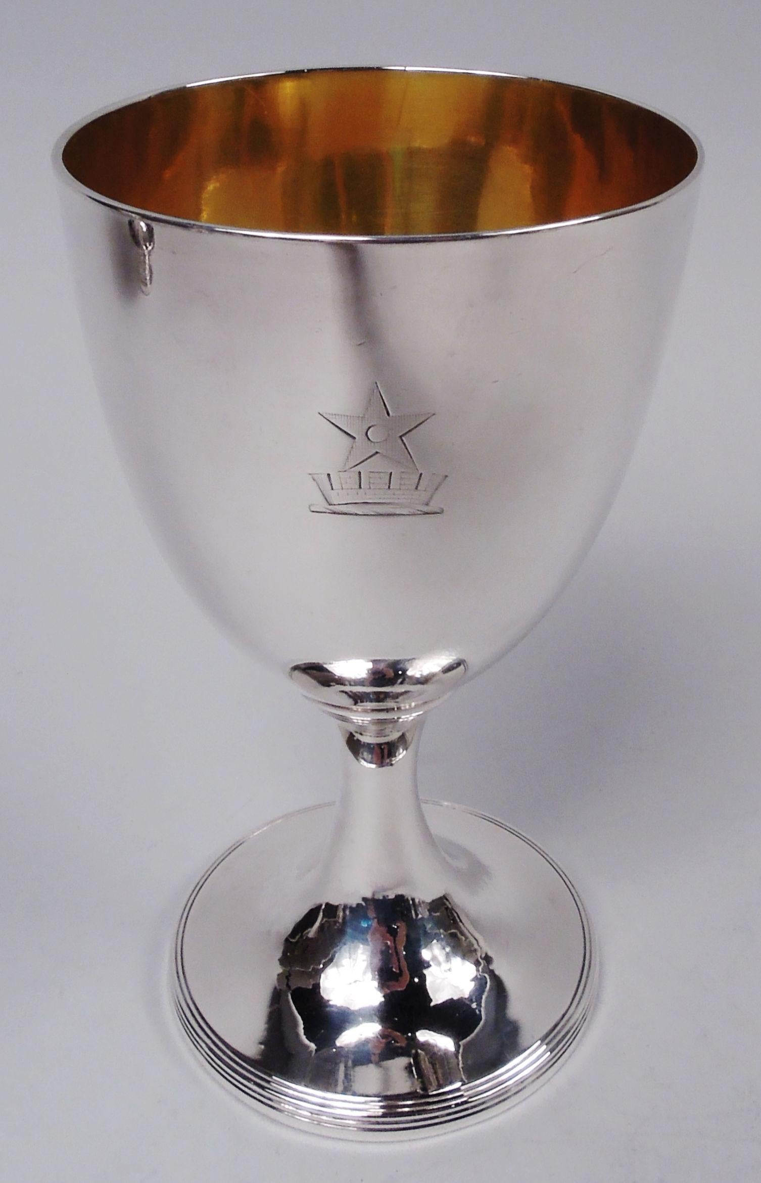 Pareja de copas de plata de ley Jorge III. Fabricado por Peter & William Bateman en Londres en 1805. Cada uno: Cuenco ovoide sobre tallo cilíndrico que desemboca en pie elevado. Bandas estampadas. Interior del cuenco dorado. Forma neoclásica sobria