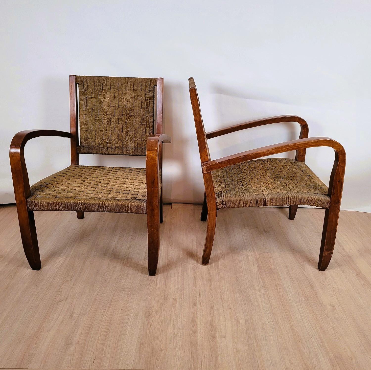 Paar Sessel aus getöntem Holz mit Sitz und Rückenlehne aus geflochtenem Seil

Sessel, die Erick Dieckmann, einem Bauhaus-Designer, zugeschrieben werden
Um 1930

Abnutzung und Verschleiß, einige Seile müssen überprüft werden

Höhe 85cm Sitz 40cm
62.5