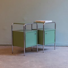 Par de mesitas de noche de estilo Bauhaus diseñadas por Robert Slezák, color verde Reseda, década de 1930