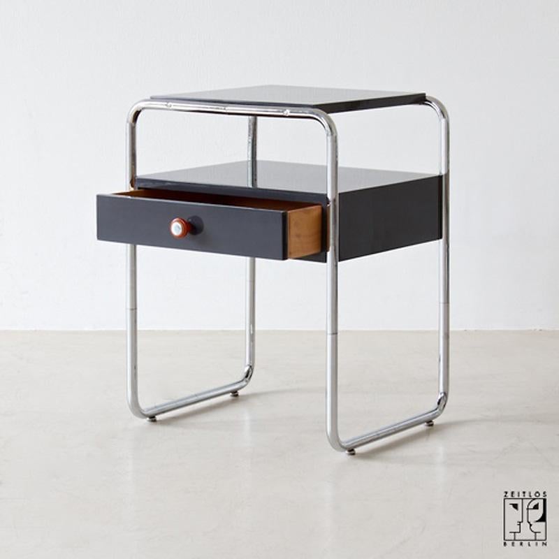 Lacquered Pair of Bauhaus bedside cabinets For Sale