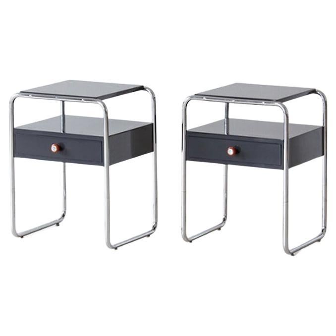 Découvrez l'élégance intemporelle et la fonctionnalité de cette paire de tables de chevet Bauhaus, attribuée à un Design/One de Marcel Breuer en 1930. Témoignant de l'importance accordée par le mouvement Bauhaus à la combinaison de l'art et de