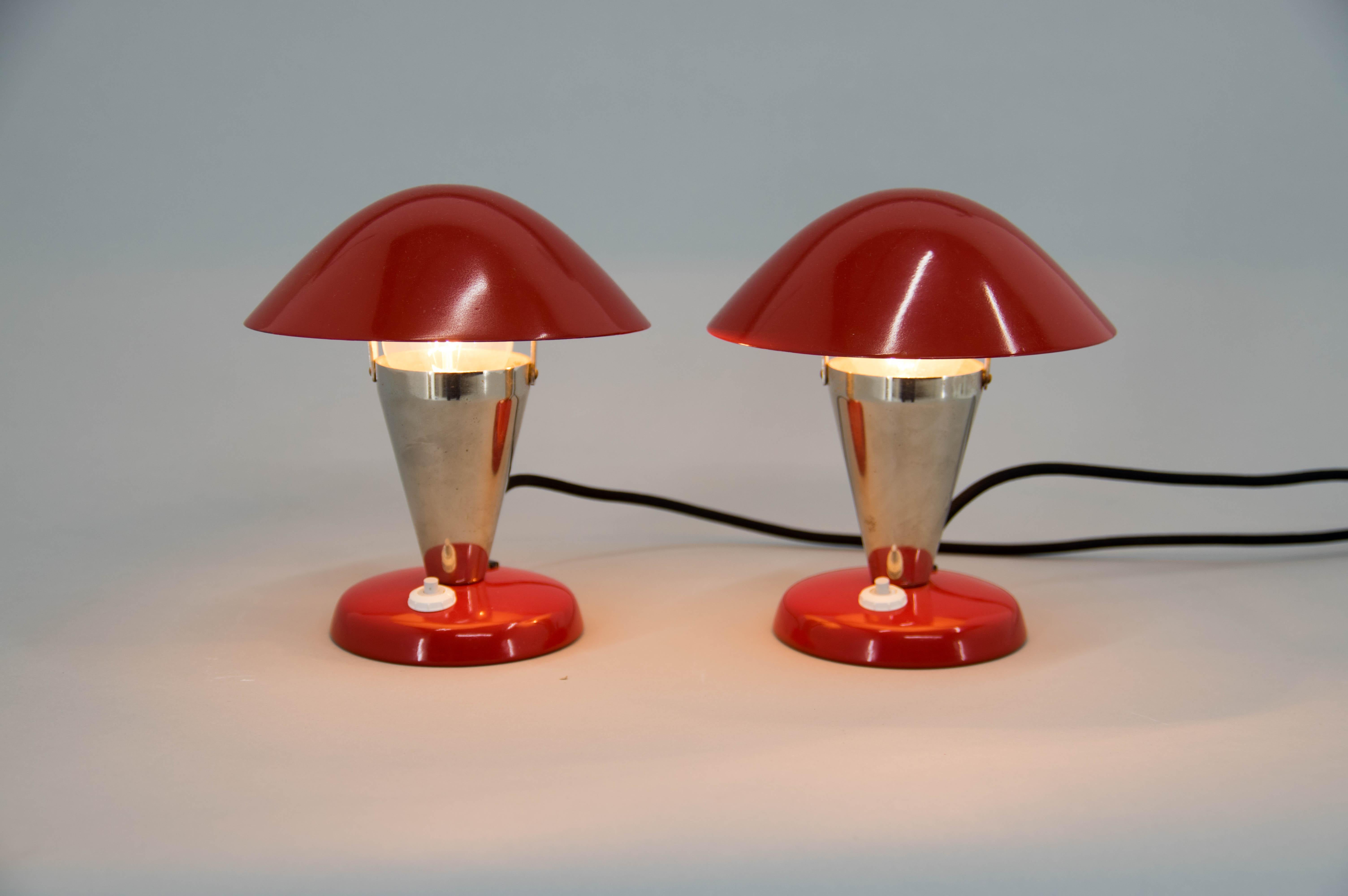 Restored: new red paint, polished, rewired.
1x40W, E25-E27 bulb.
US plug adapter included.