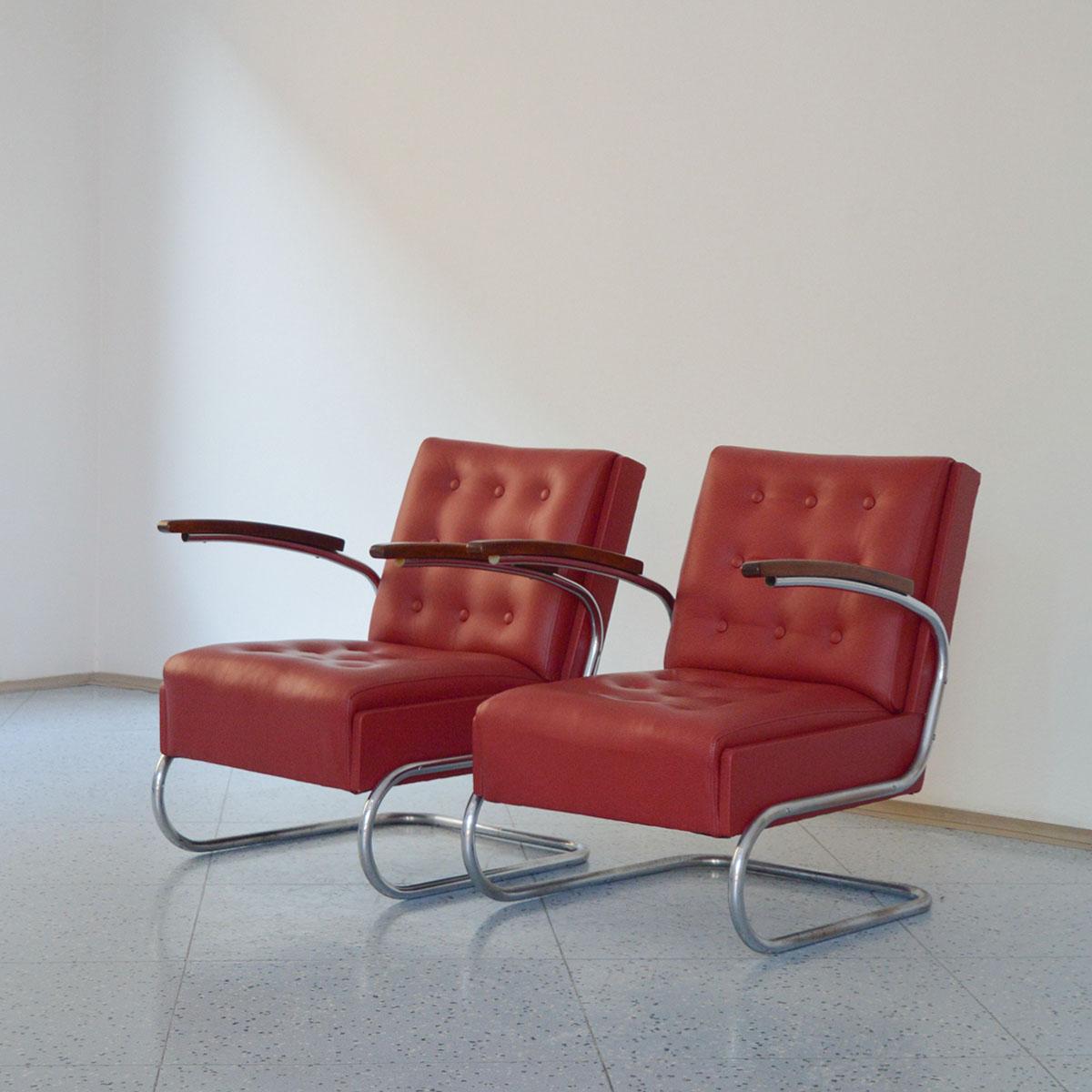 Pair of Bauhaus chrome-plated tubular steel cantilever armchairs in Leather, model S411, designed by the Dutch industrial designer Willem Hendrik Gispen and manufactured by Mücke & Melder in Germany, 1930s.

The iconic S411 cantilever armchair is