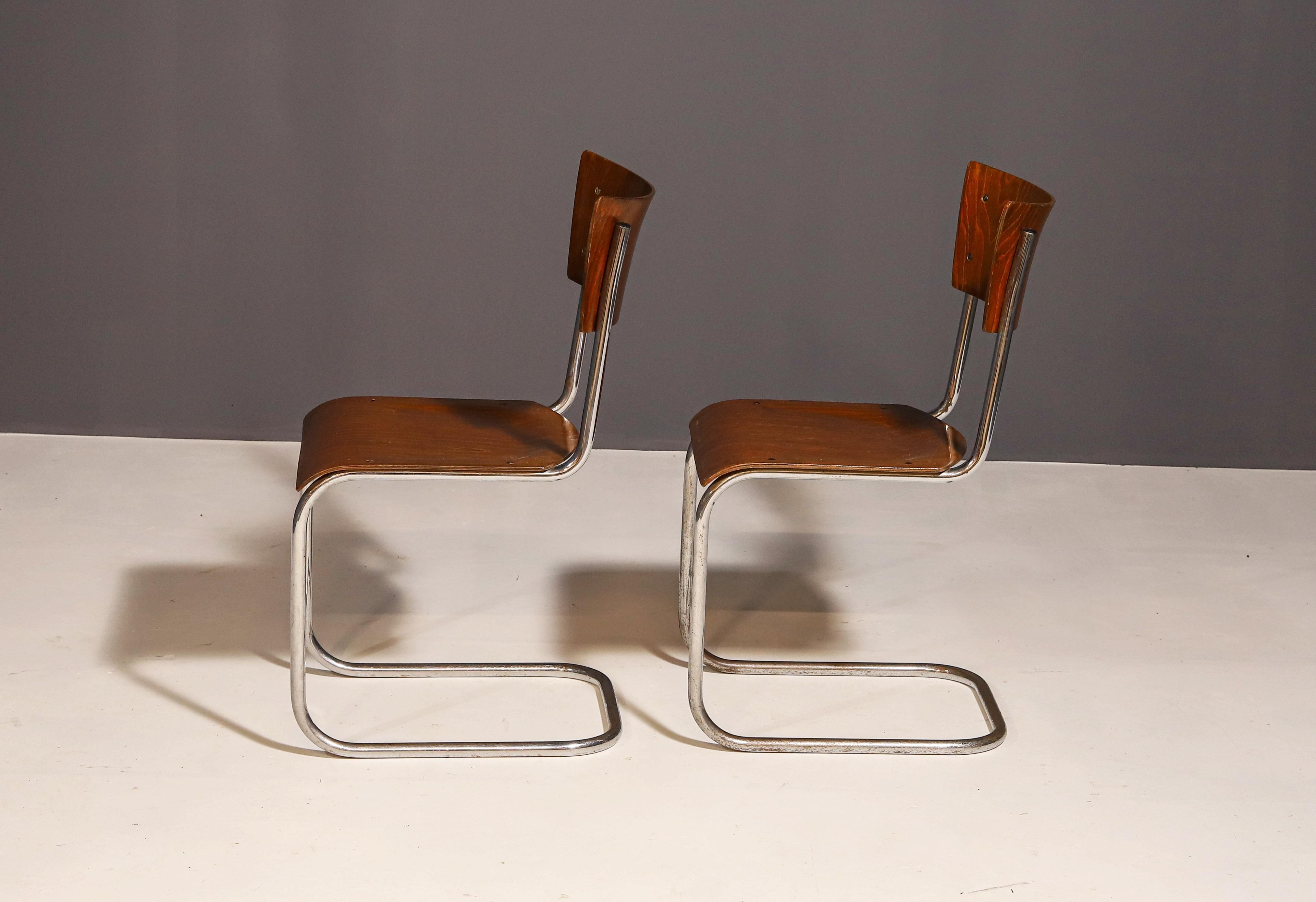 Pareja de sillas Bauhaus S43 de Mart Stam para Kovona, años 50 Chapado en venta