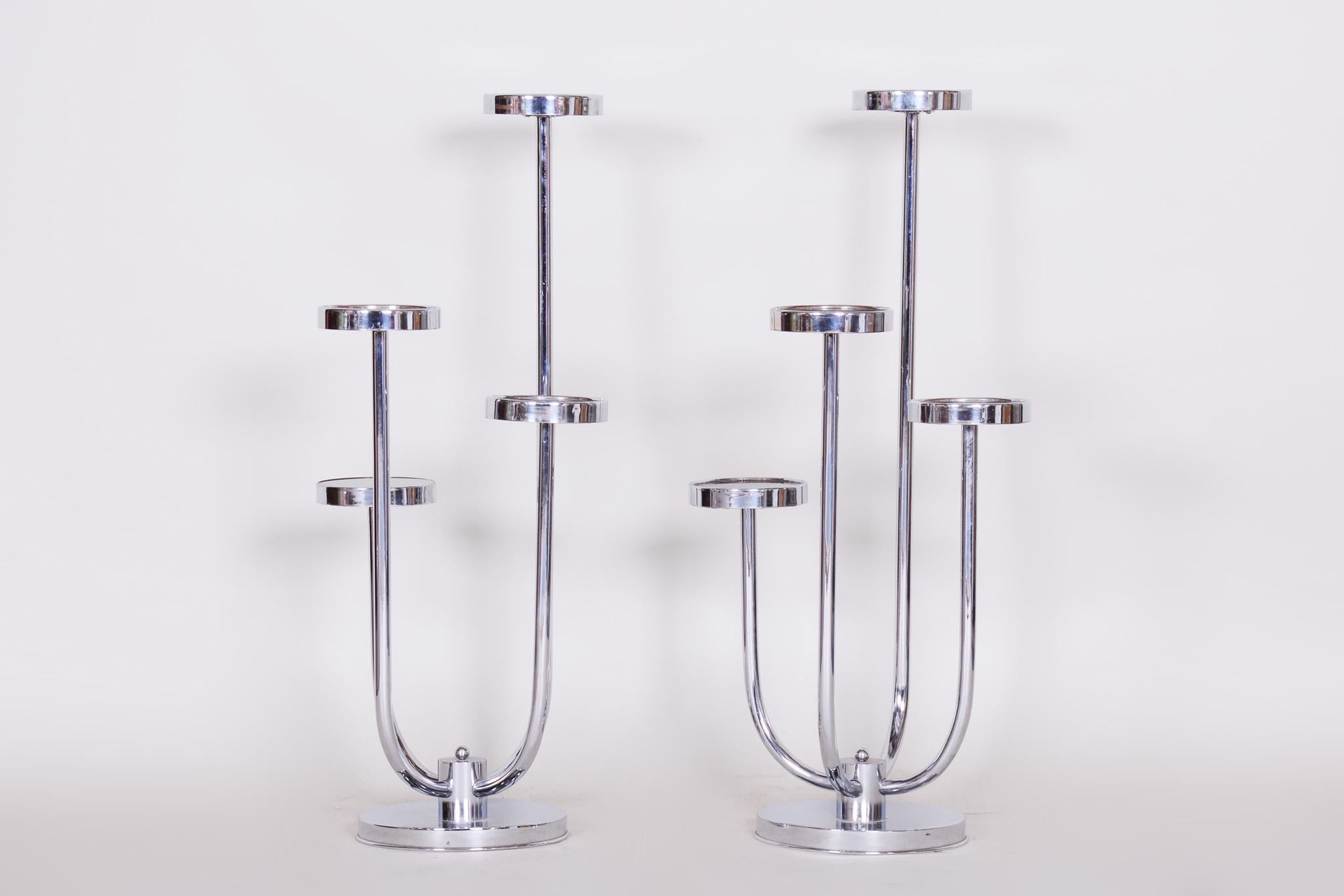 These pedestals, with a frame of bent steel tube and shelves, was made in the 1930s in the Czech Republic. Original chromium plating in excellent original condition.

Source: Czechia
Period: 1930-1939
Maker: ÚP Závody
Designer: Jindrich