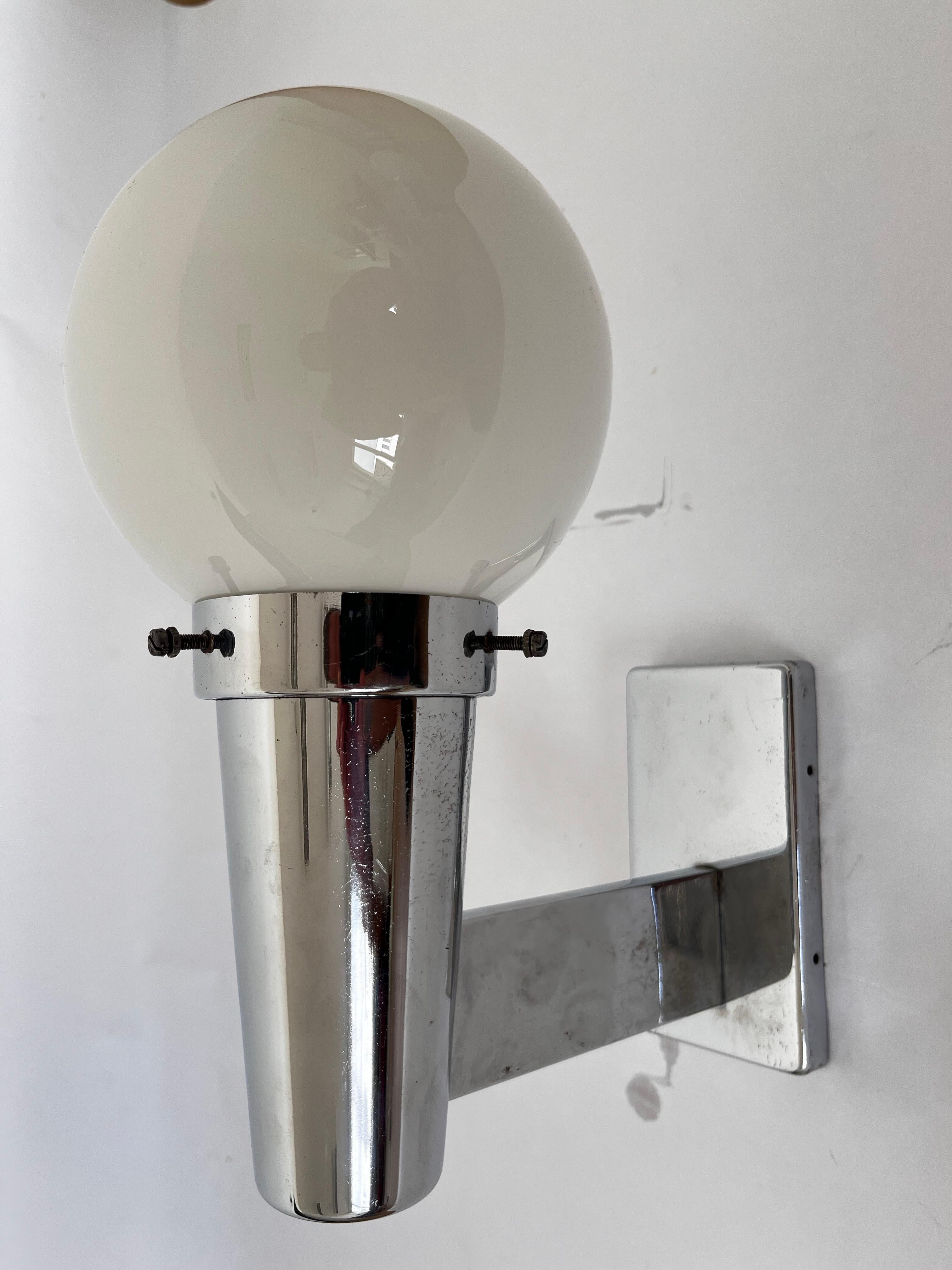 Pareja de lámparas de pared/escones cromadas Bauhaus, años 30 mediados del siglo XX en venta