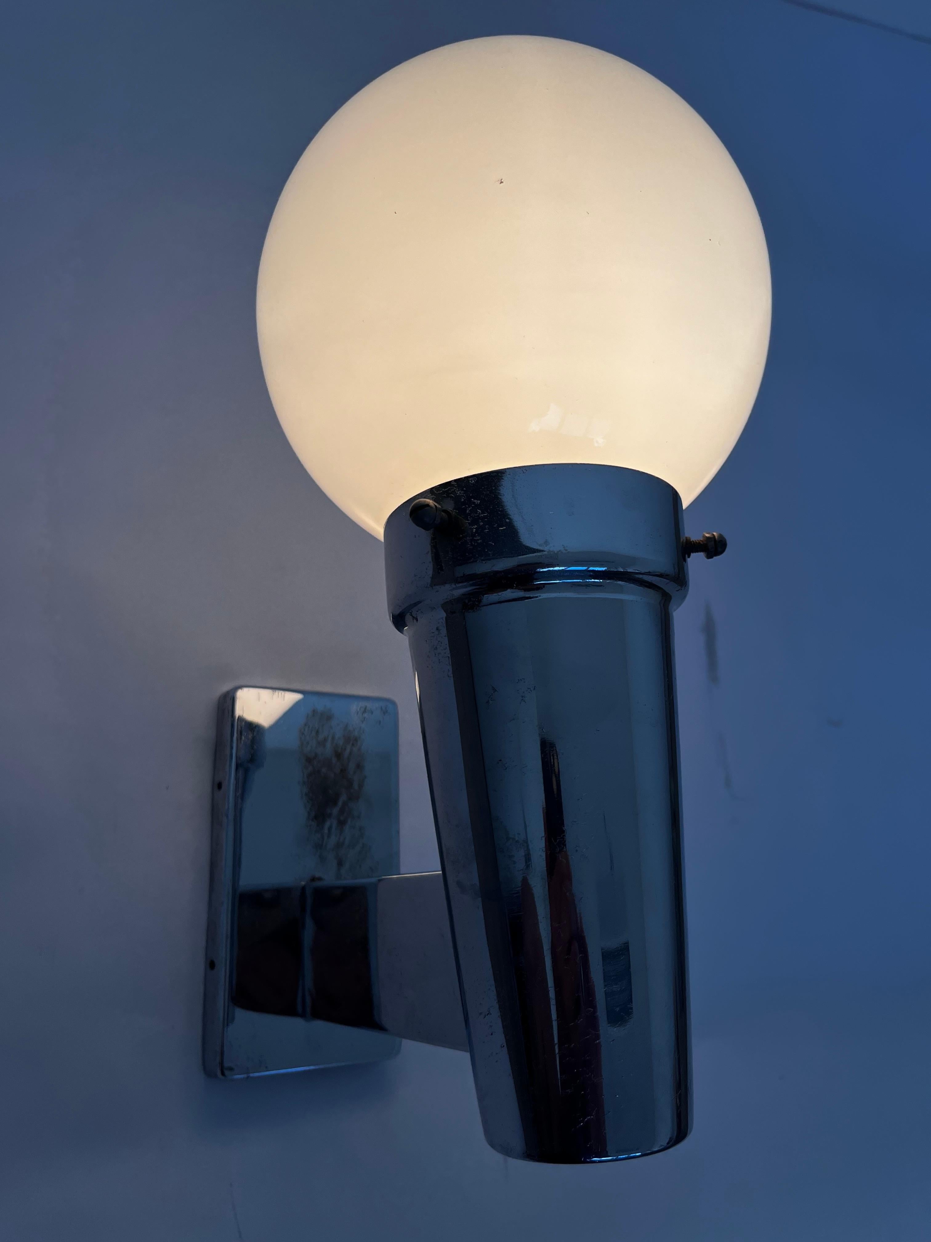 Pareja de lámparas de pared/escones cromadas Bauhaus, años 30 Vidrio opalino en venta