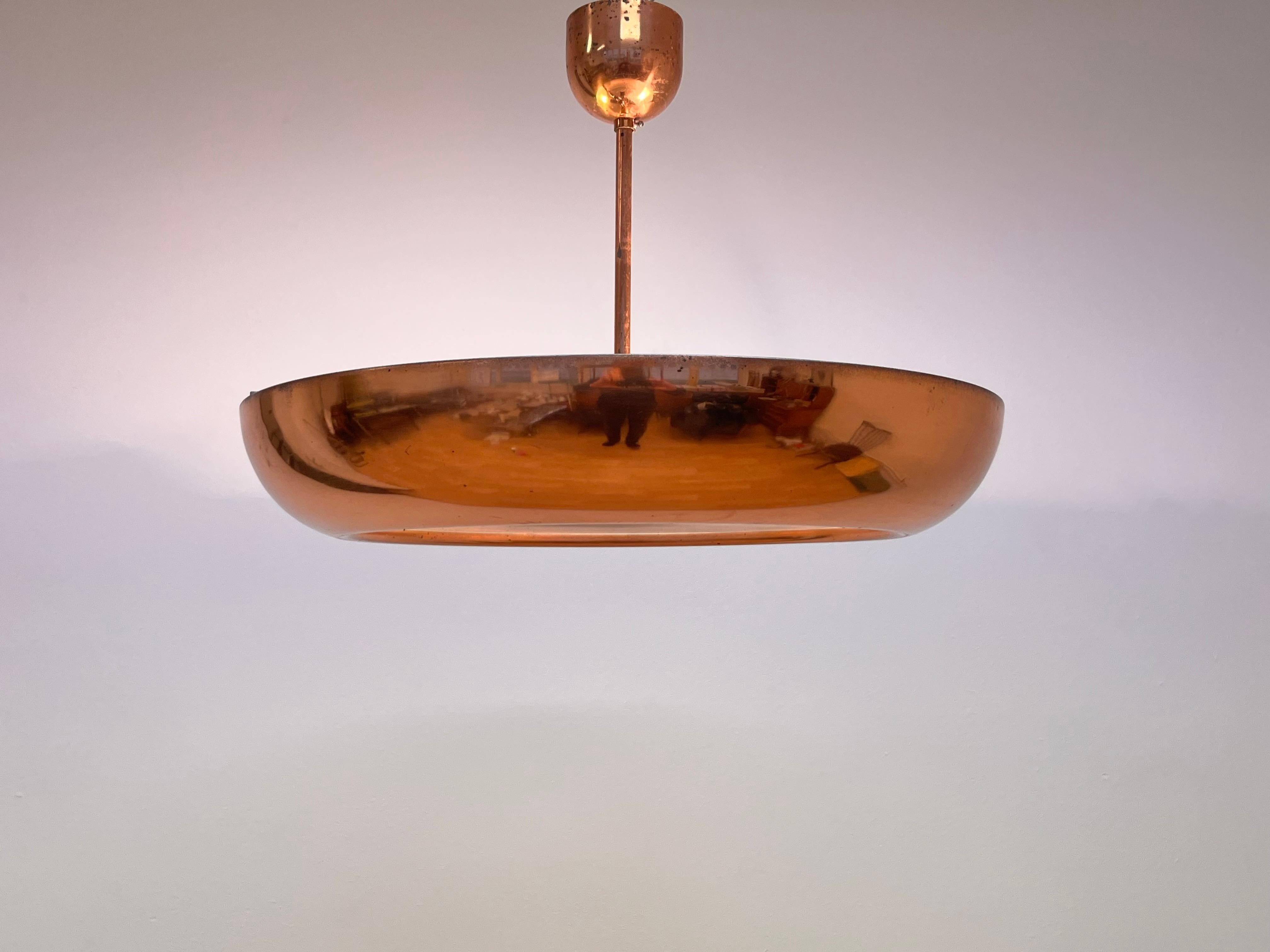 Metà XX secolo Coppia di ciondoli in rame Bauhaus/funzionalisti UFO di Napako - anni '40 in vendita