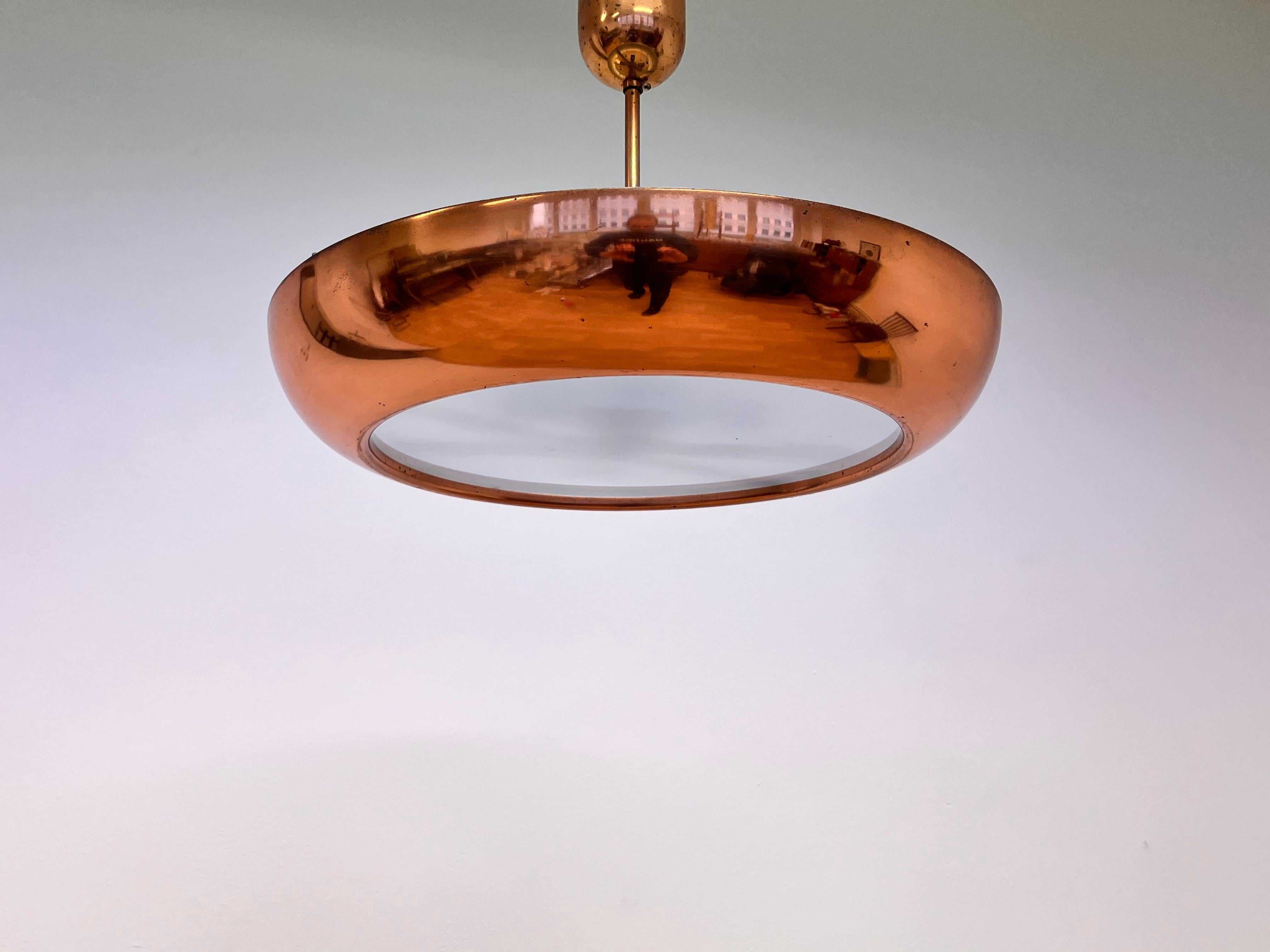 Coppia di ciondoli in rame Bauhaus/funzionalisti UFO di Napako - anni '40 in vendita 2