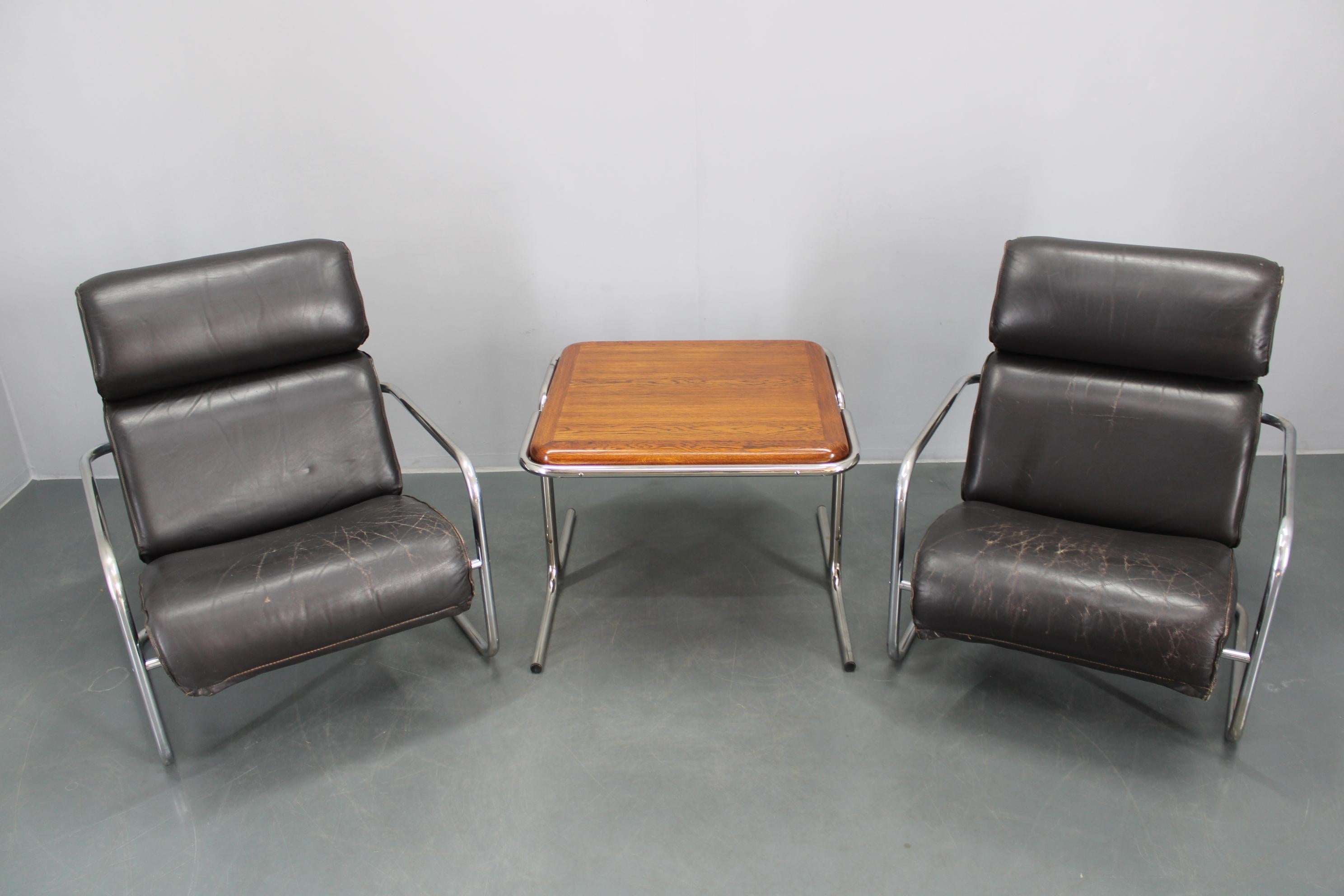 Paar Bauhaus-Ledersessel mit hoher Rückenlehne und Couchtisch , Tschechoslowakei (Moderne der Mitte des Jahrhunderts) im Angebot