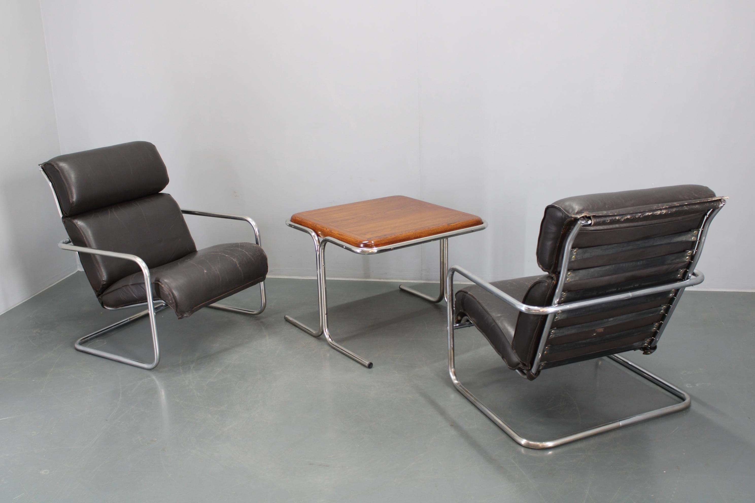 Paar Bauhaus-Ledersessel mit hoher Rückenlehne und Couchtisch , Tschechoslowakei (Tschechisch) im Angebot