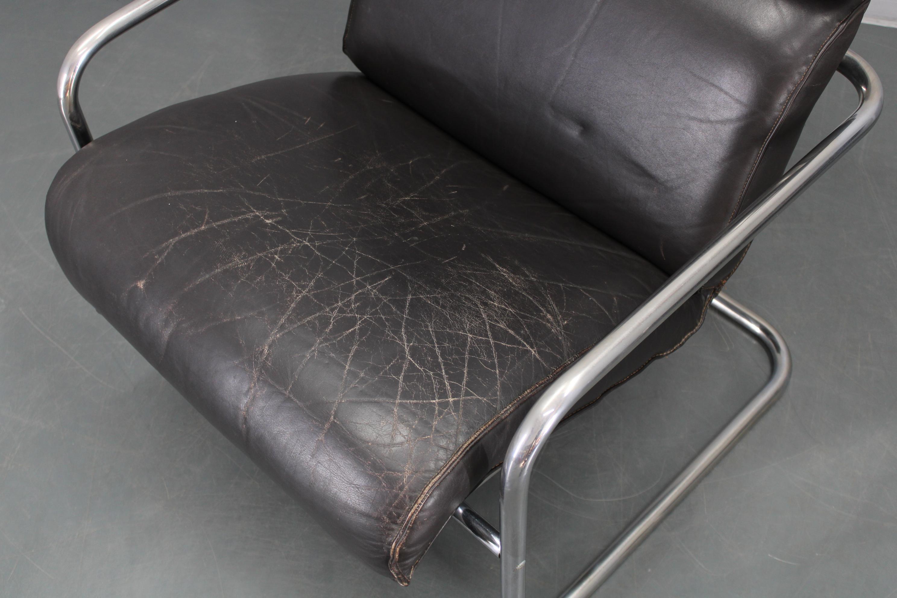 Paar Bauhaus-Ledersessel mit hoher Rückenlehne und Couchtisch , Tschechoslowakei (20. Jahrhundert) im Angebot