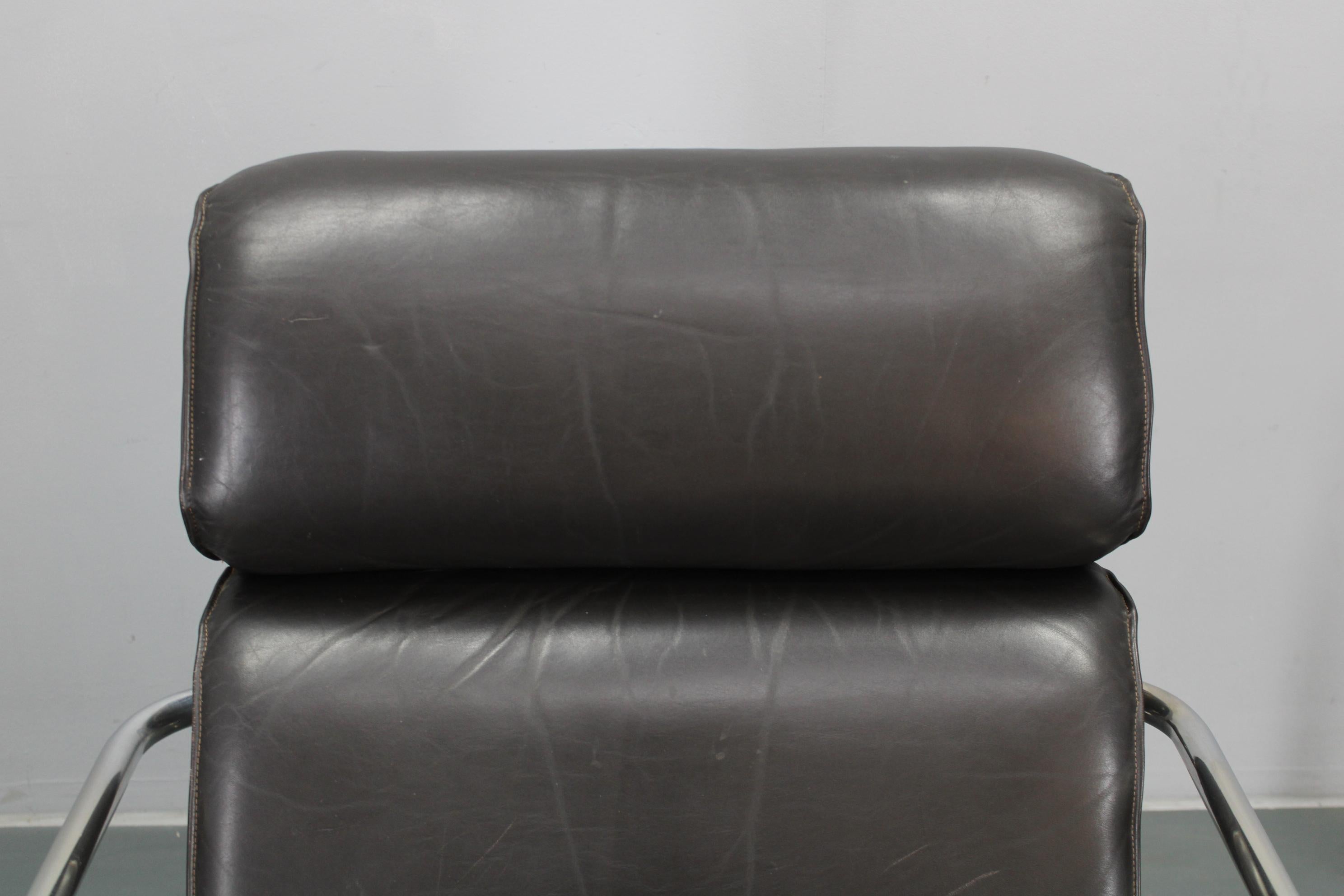 Paar Bauhaus-Ledersessel mit hoher Rückenlehne und Couchtisch , Tschechoslowakei im Angebot 1