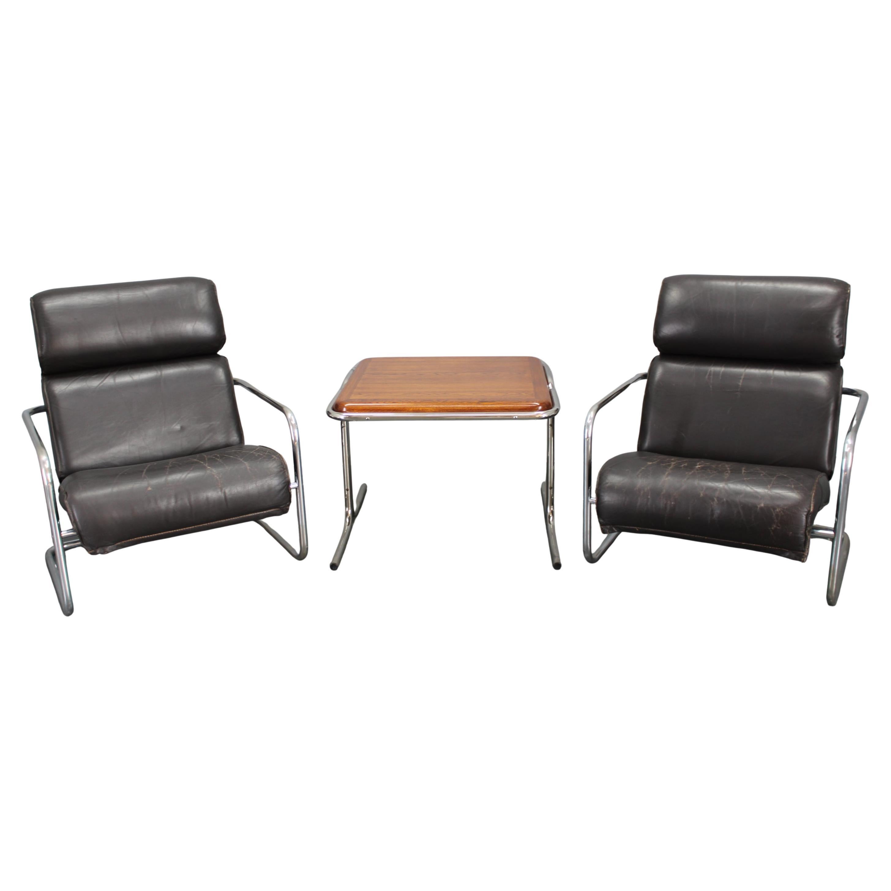 Paar Bauhaus-Ledersessel mit hoher Rückenlehne und Couchtisch , Tschechoslowakei im Angebot