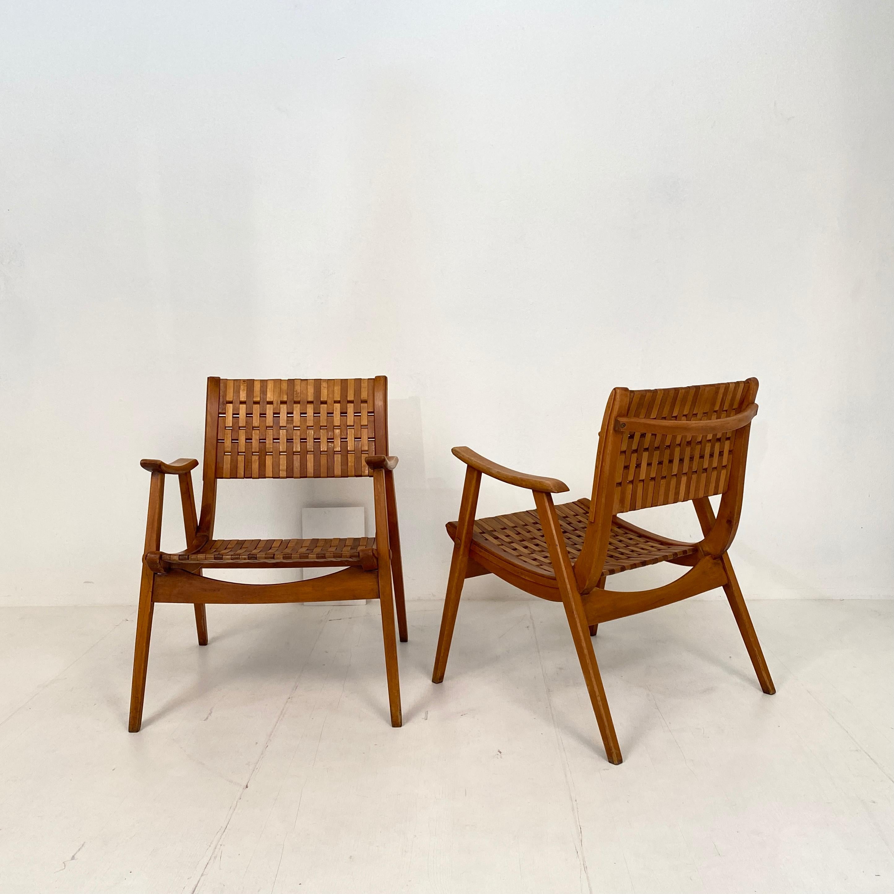 Beautiful pair of Bauhaus Lounge Chairs by Erich Dieckmann. They are where made around 1930 by the company Gelenka. They are made out of solid beech and the seats and the backrest are made out of small single beechwood pieces hold by springs. The