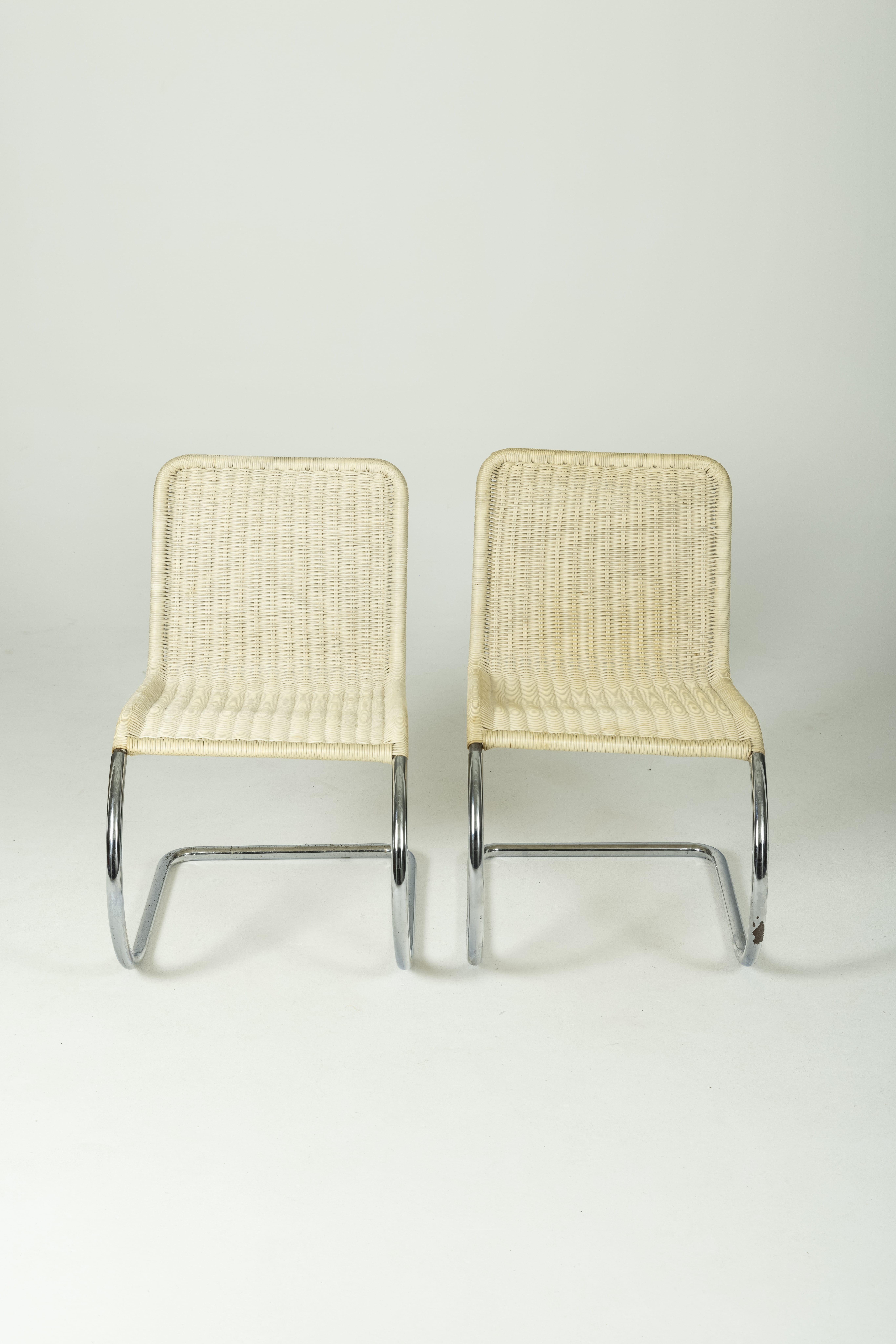 MR10 chair by designer Ludwig Mies Van der Rohe, from the 1930s. Cantilevered flexible frame, chrome steel tube, and beige cane seat. Slight signs of wear. Two chairs available.
LP875-876