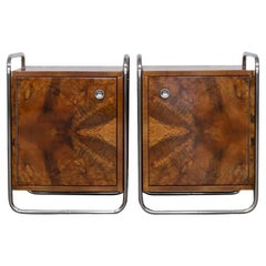 Coppia di comodini Bauhaus con impiallacciatura in radica di noce e tubolare d
acciaio cromato