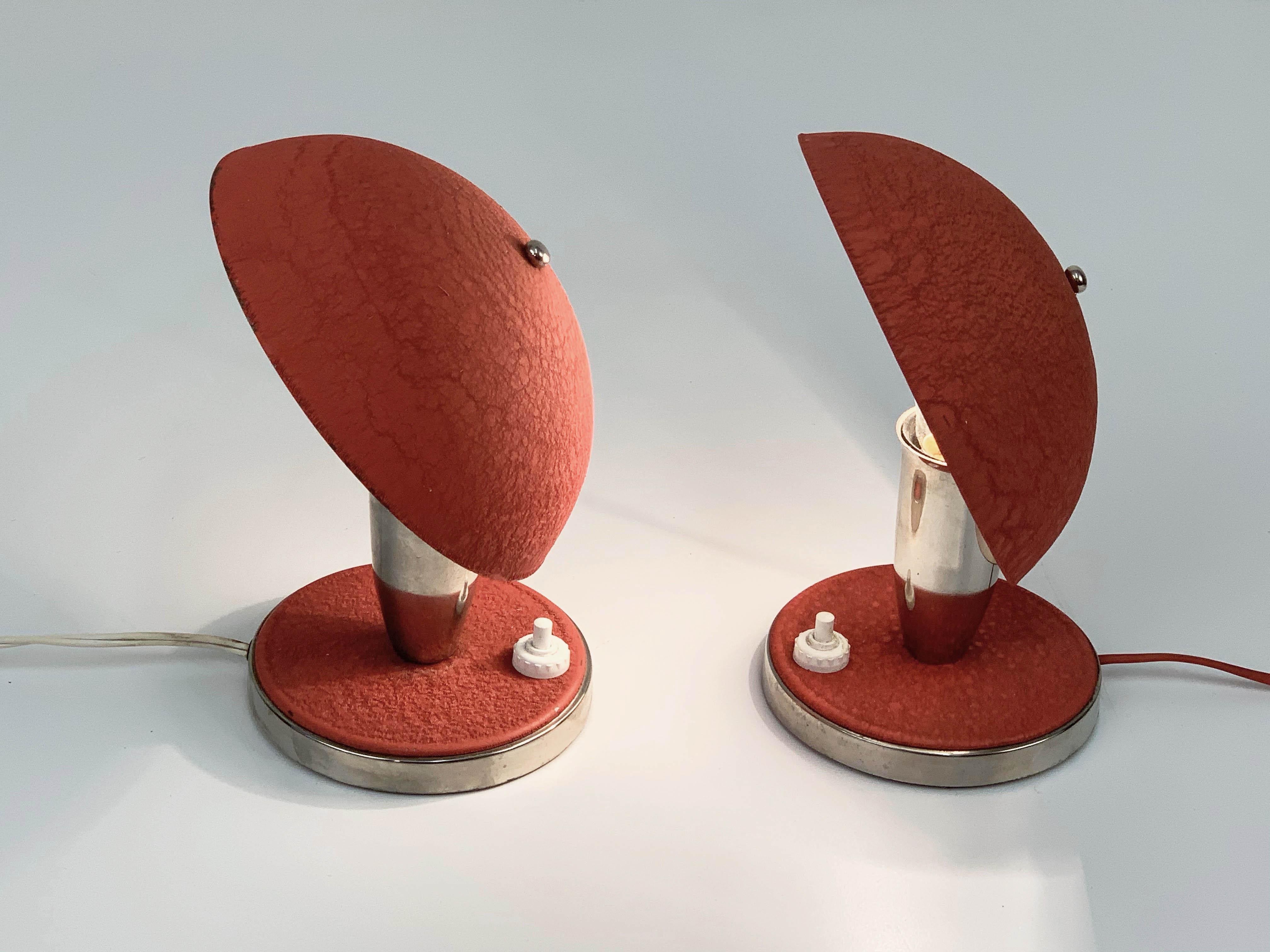 Milieu du XXe siècle Paire de lampes de table Bauhaus en métal rouge et aluminium tchèque:: années 1930 en vente