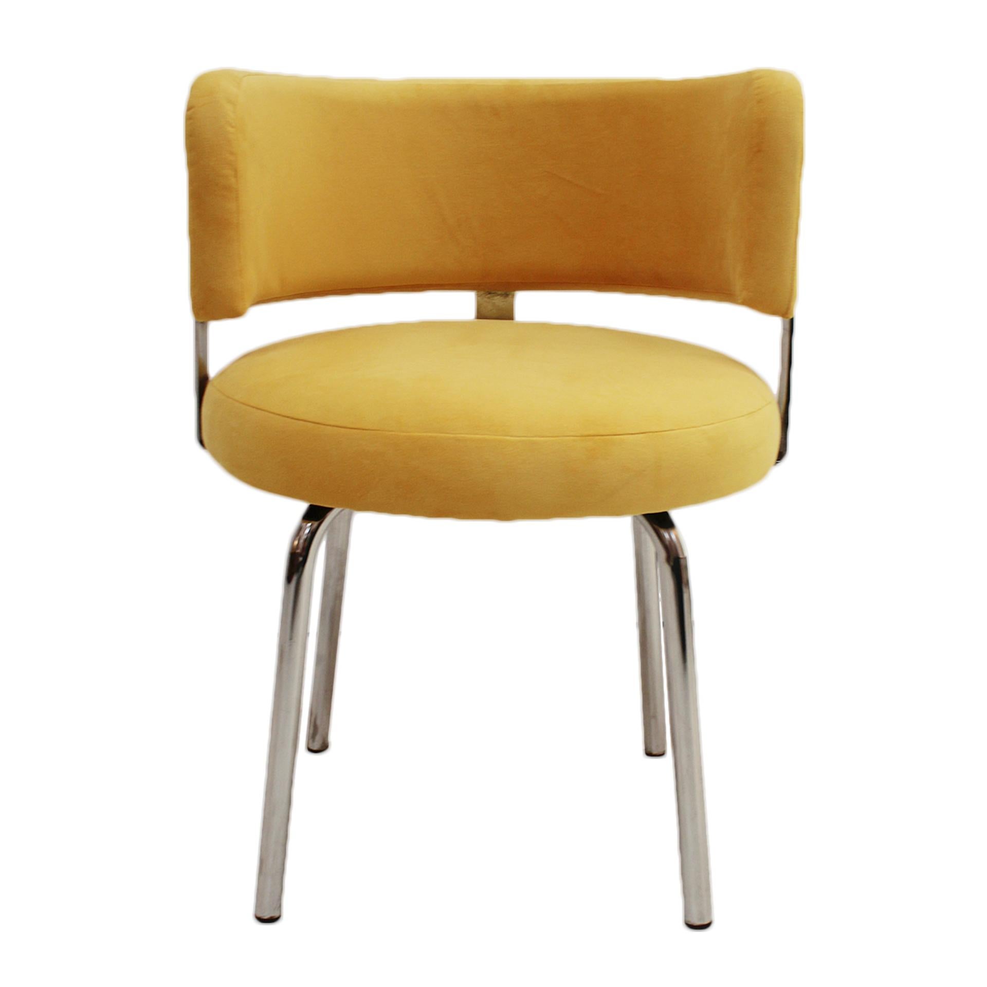 Ein Paar italienische Stühle im Bauhaus-Stil, hergestellt in den 70er Jahren für Pizzi Arredamenti. Rohrgestell aus Stahl, Sitz und Rückenlehne mit gelbem Baumwollsamt gepolstert.

Pizzi Industries war eine Möbelfabrik in Borgosesia, einer Gemeinde