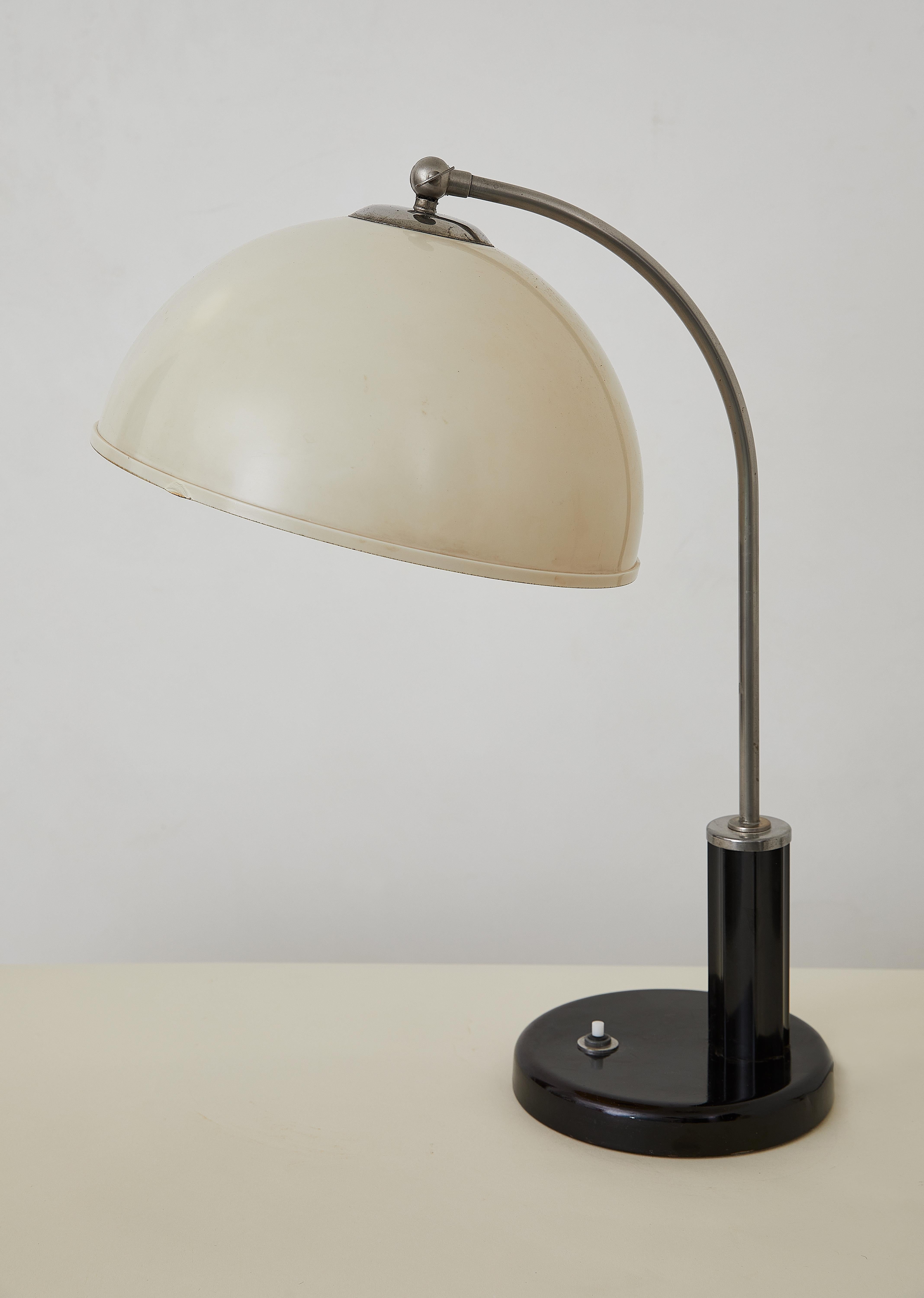 Émaillé Paire de lampes de table Bauhaus attribuée à Christian Dell pour Kaiser Idell C. 1930 en vente
