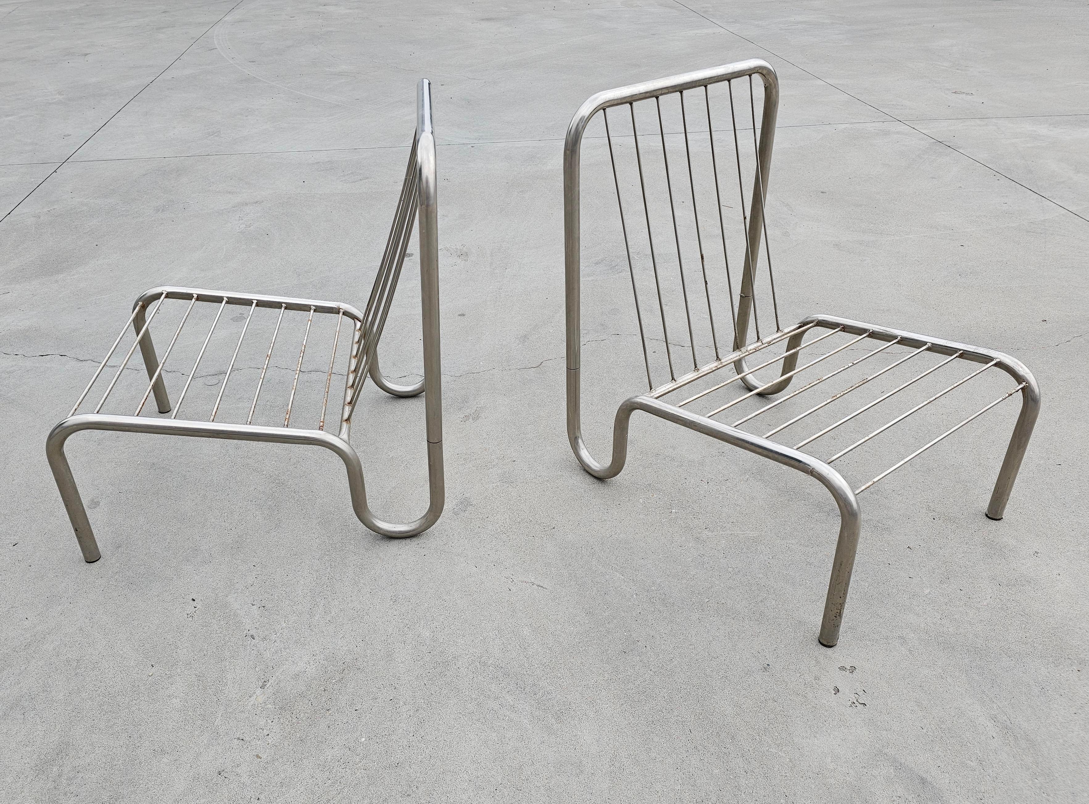 In dieser Auflistung finden Sie die Minimalist Tubular Bauhaus Lounge Chairs aus Edelstahl. Sie sind aus rostfreiem Stahl gefertigt und haben eine anatomische Form, die sie sehr bequem macht. Die Sessel werden ohne Kissen verkauft, so dass Sie