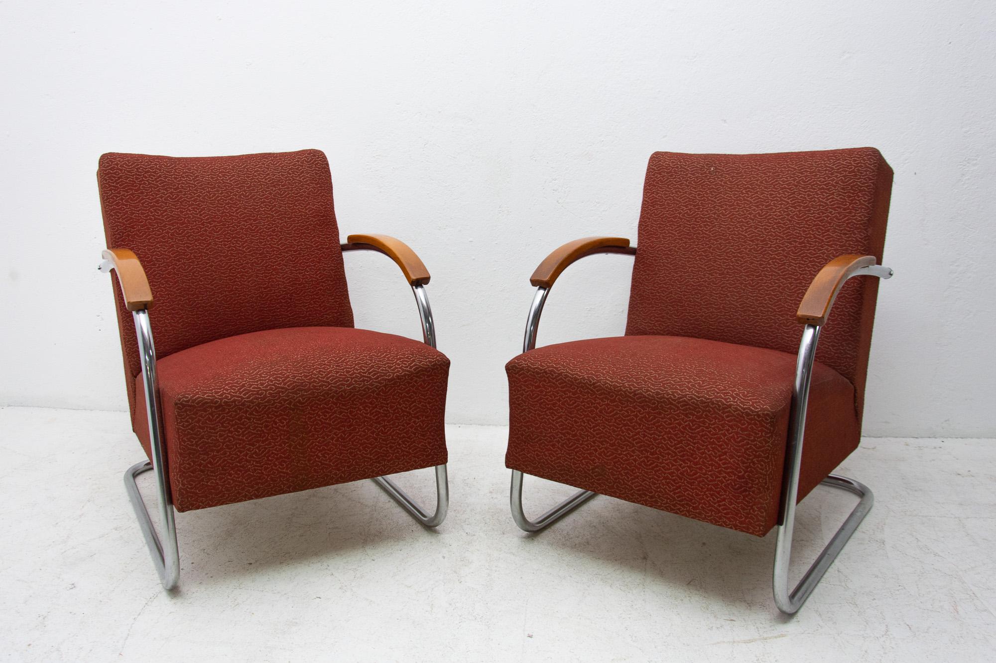 Pair of Cantilever tubular steel armchairs, it was originally manufactured by Mücke & Melder in the former Czechoslovakia in the 1930s. These chairs were made by Kovona Company in the 1950s. The armchairs are in good Vintage condition without any