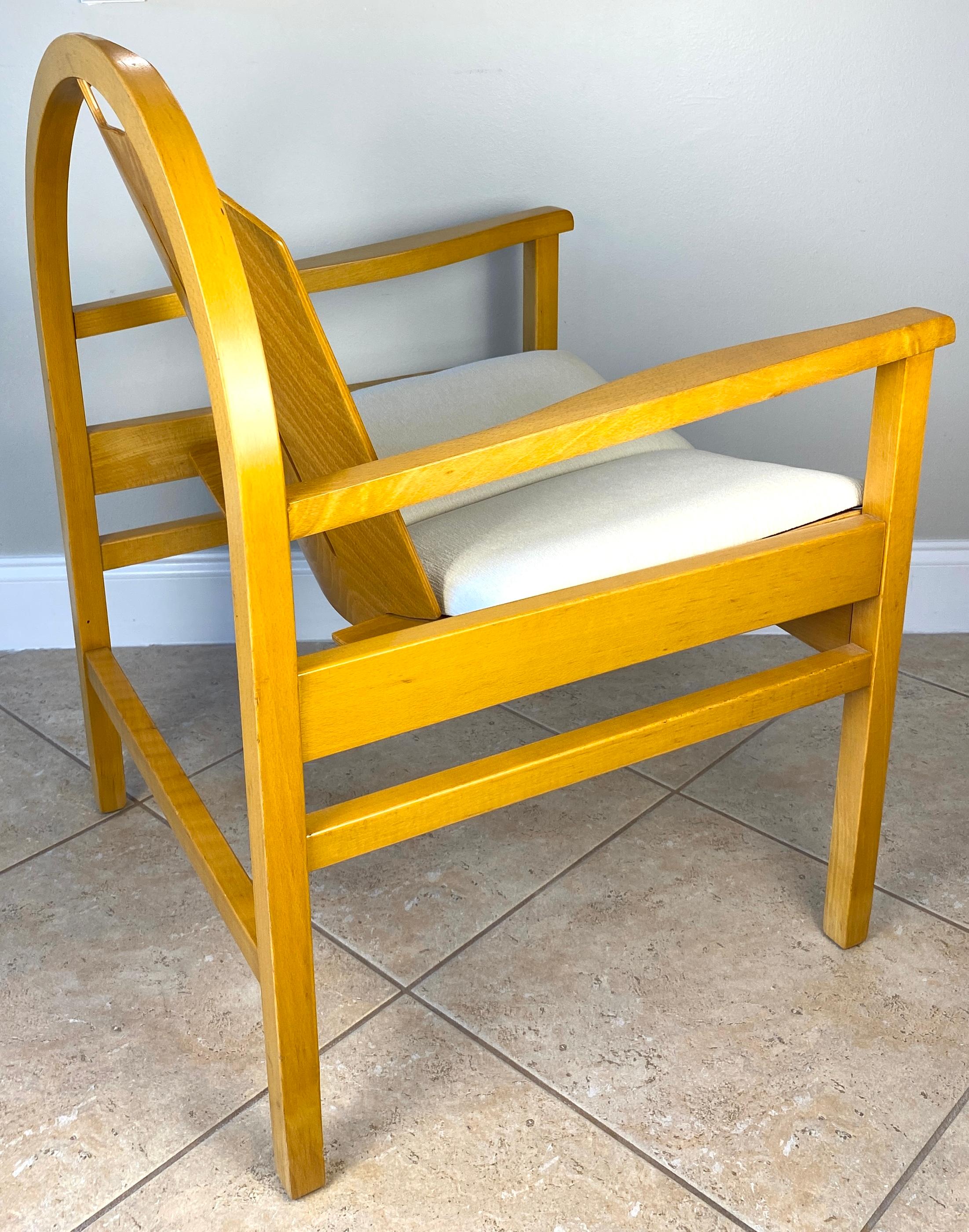 Ein Paar moderne Sessel aus Buchenholz + Stoff von Baumann Argos Loungesesseln  (Französisch) im Angebot