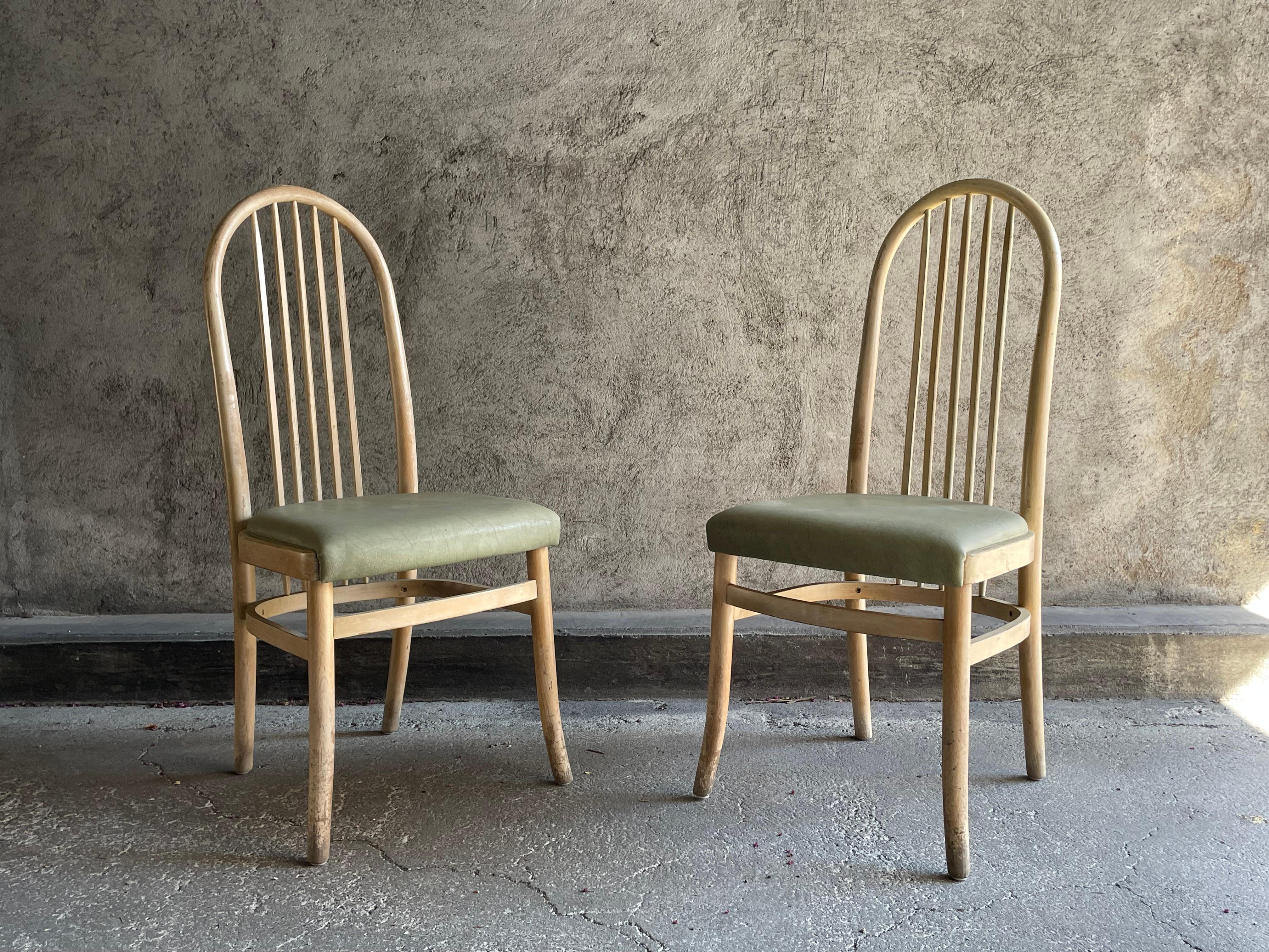 Coppia di sedie da bistrot Baumann. Patina originale. Perfettamente stabile e confortevole. Dimensioni: L38 x p40 x h80. Altezza della seduta 45 cm.