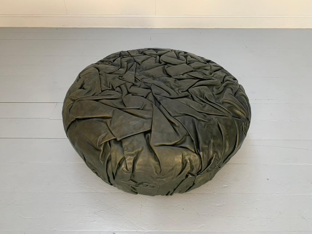 Paar Baxter „Brain“ Großer Ottomane-Fußhocker mit Fußhocker „Brain“  - In dunkelgrauem Leder (21. Jahrhundert und zeitgenössisch) im Angebot