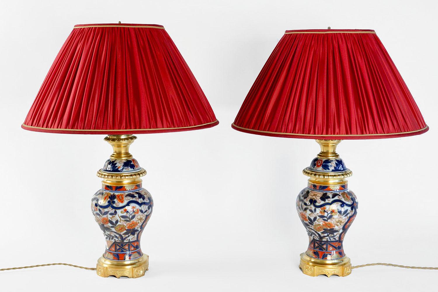 Pair of vase shape lamps in Bayeux porcelain with an Imari decoration on a chiselled and gilt bronze mount. Circular base adorned with guilloche background cartouches and with four projections adorned with rosettes.
Body of the lamp with a white