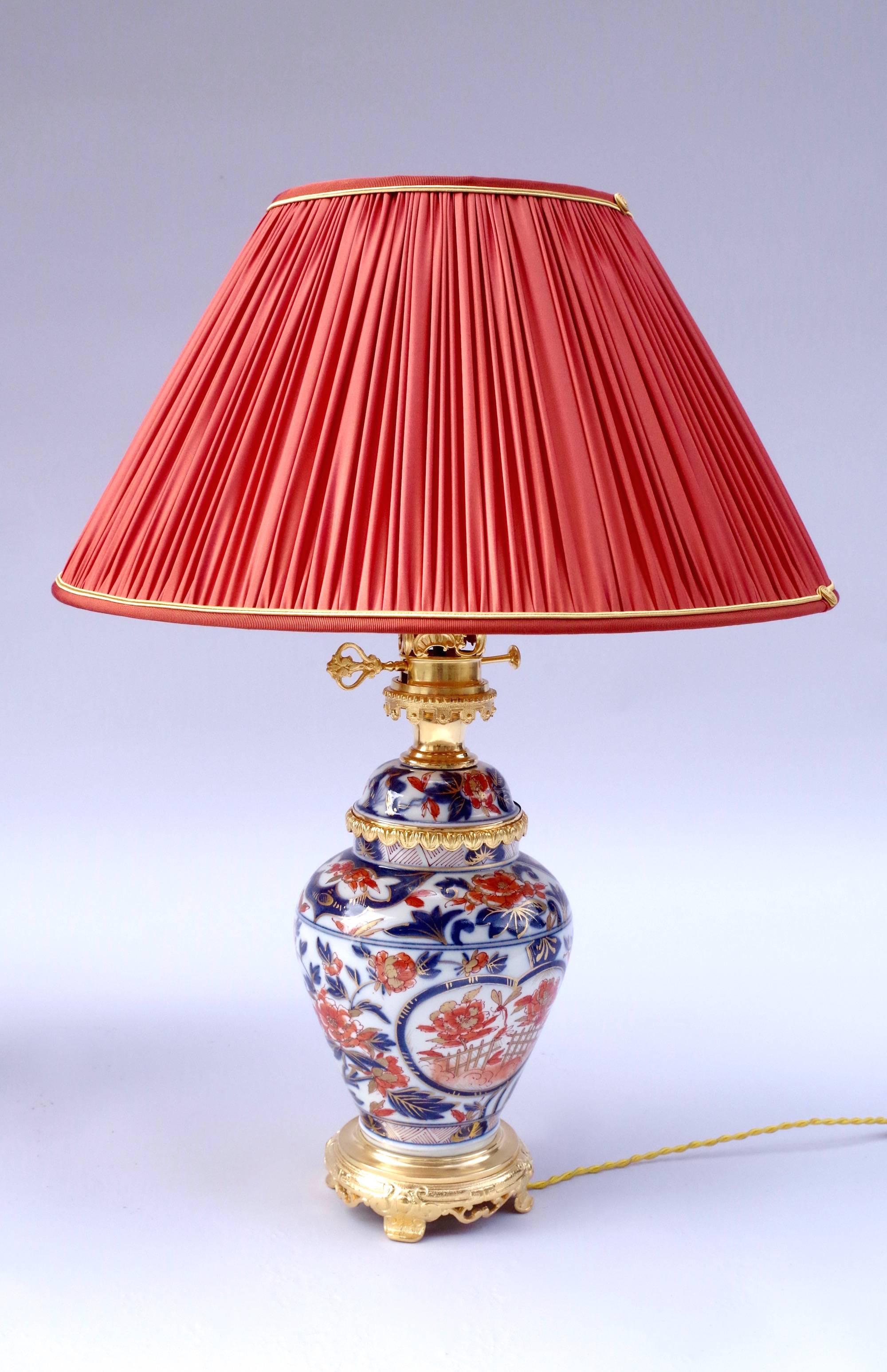 Pair of Bayeux porcelain lamps, vase shaped, mounted in gilt bronze.
Porcelains are decorated in the Imari way, with blue and red. The composition of the decoration is made with a main pattern of baskets of flowers, with red tones, in a cartouche