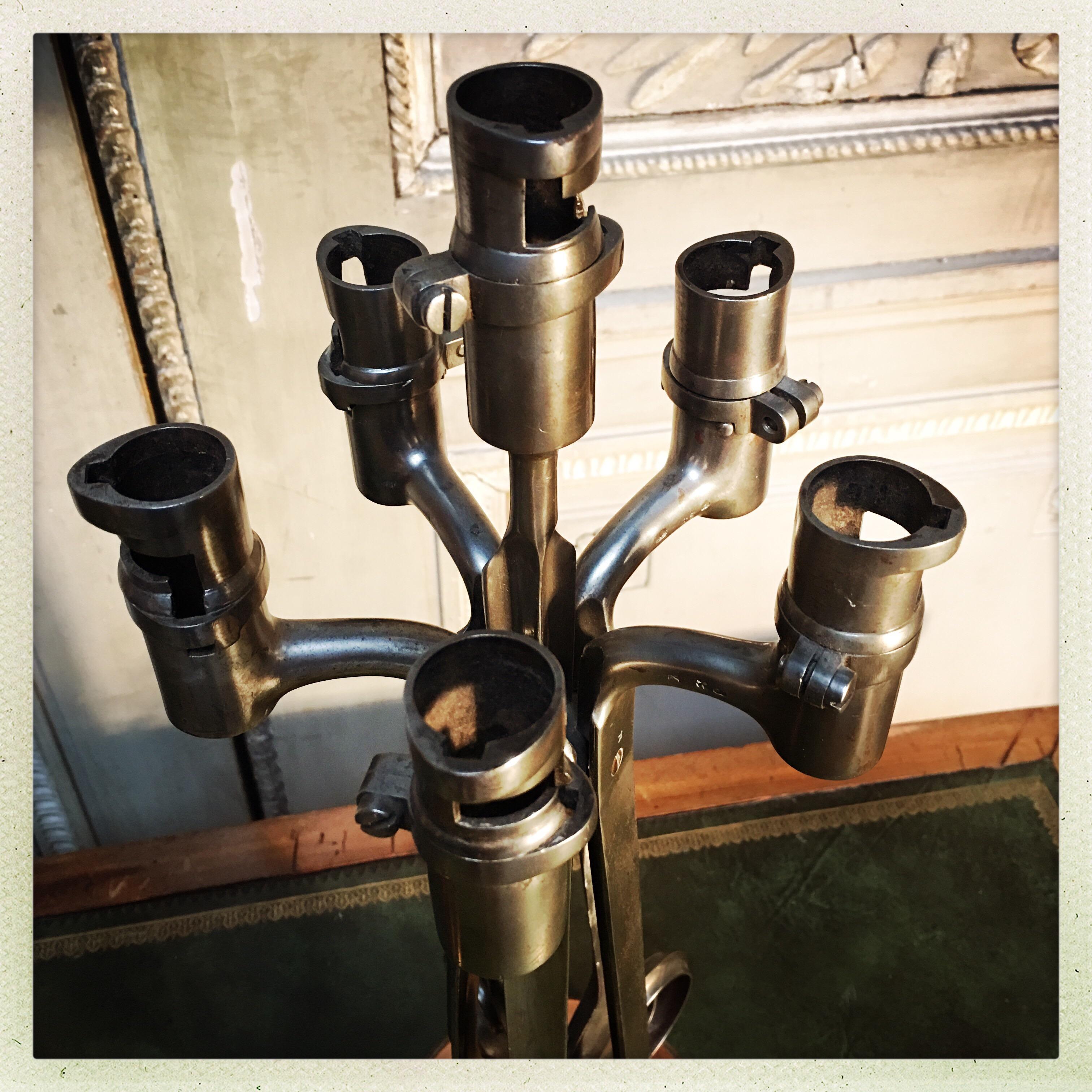 Coppia di candelabri a baionetta in acciaio lucido e rame in vendita 2