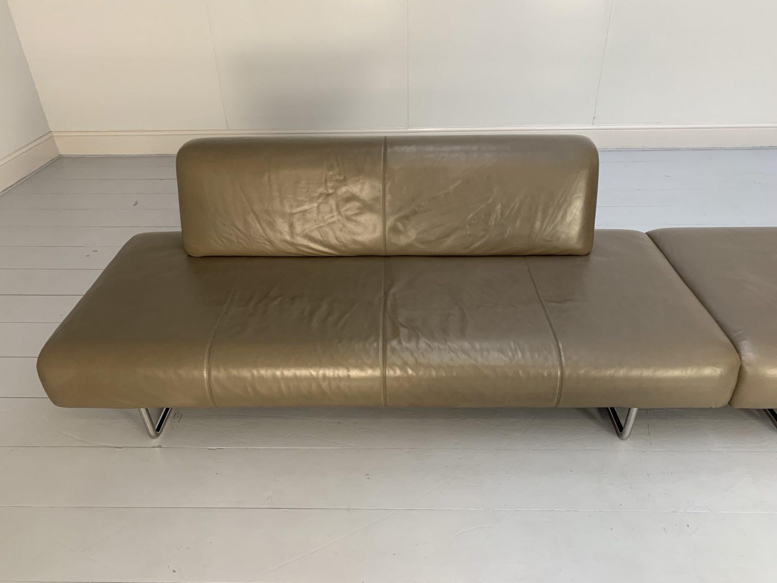 Ein Paar B&B Italia-Sofas „Cloud“ „Sofas „Cloud“  - In Grau 